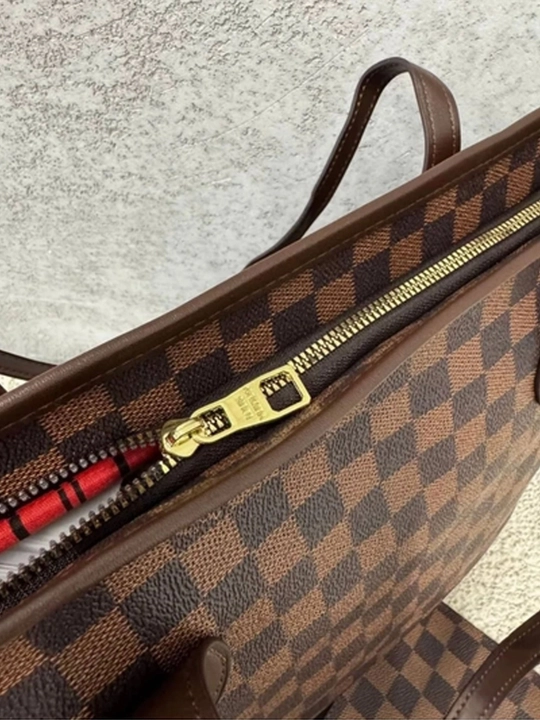 Ayollar uchun katta shopper sumka, eko charm, A4 sig‘adigan, yelkaga taqiladigan