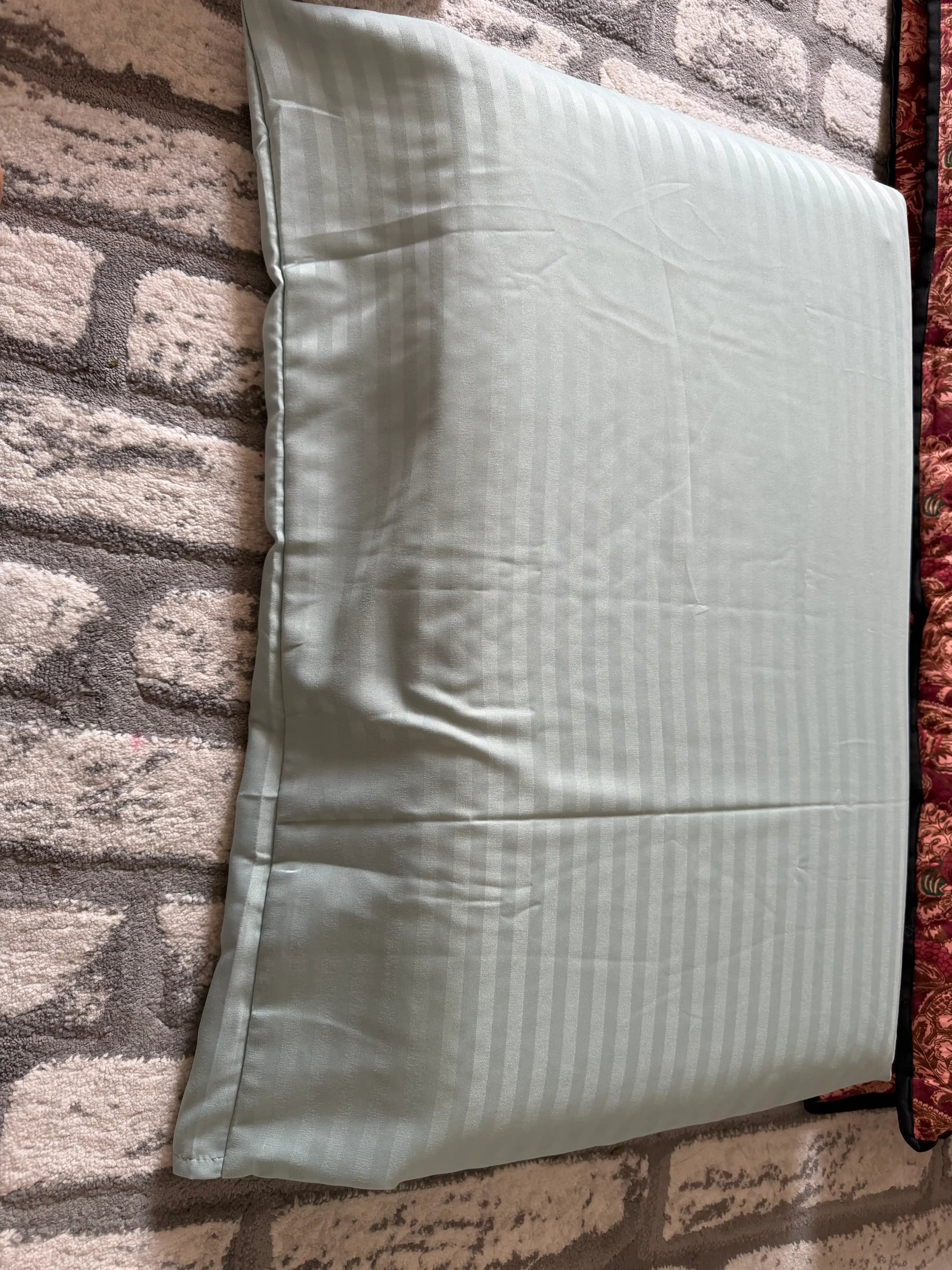Stripe matosidan 50 x 70 va 70 x 70 sm o‘lchamli qoplamalar