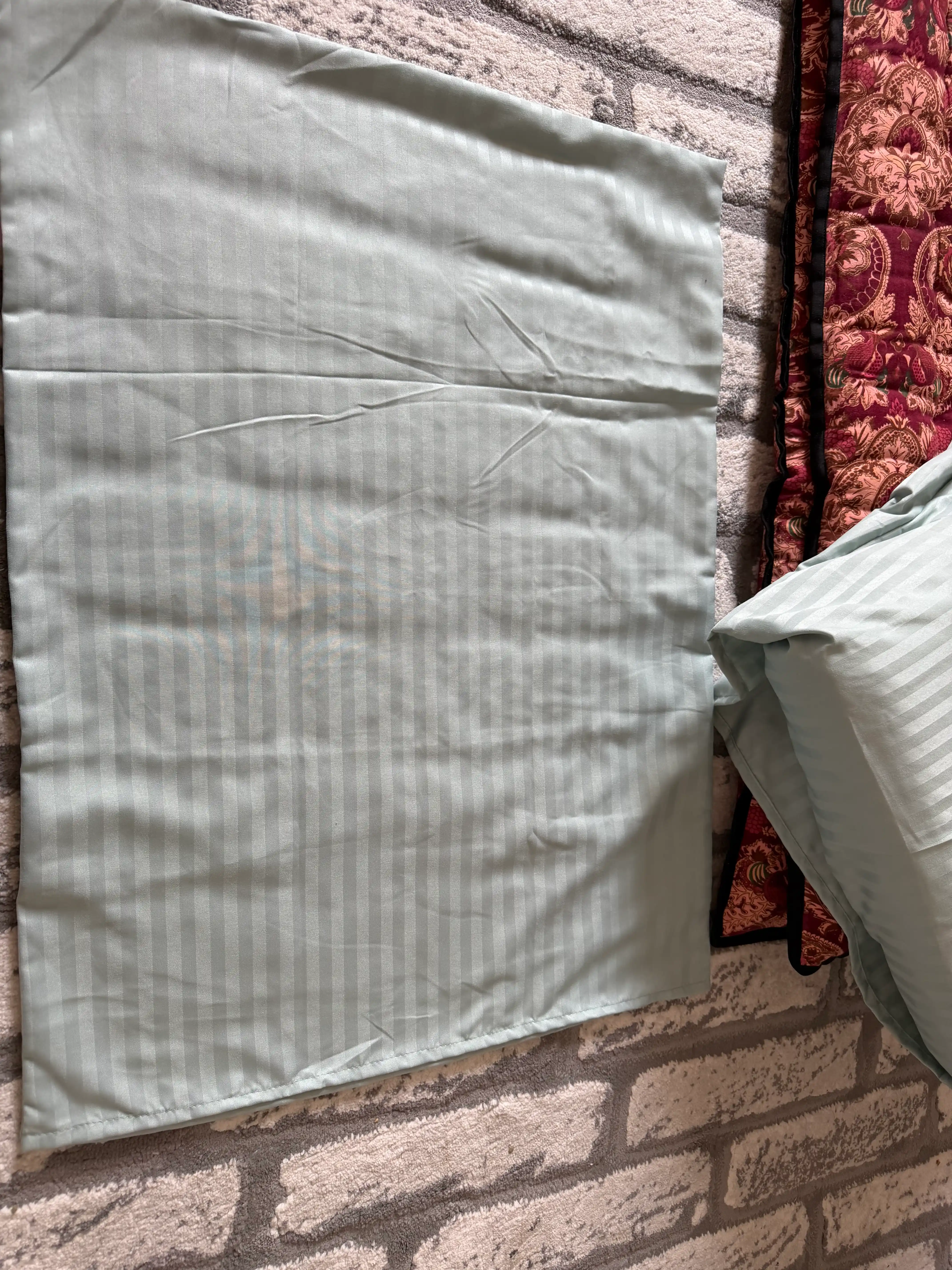 Stripe matosidan 50 x 70 va 70 x 70 sm o‘lchamli qoplamalar
