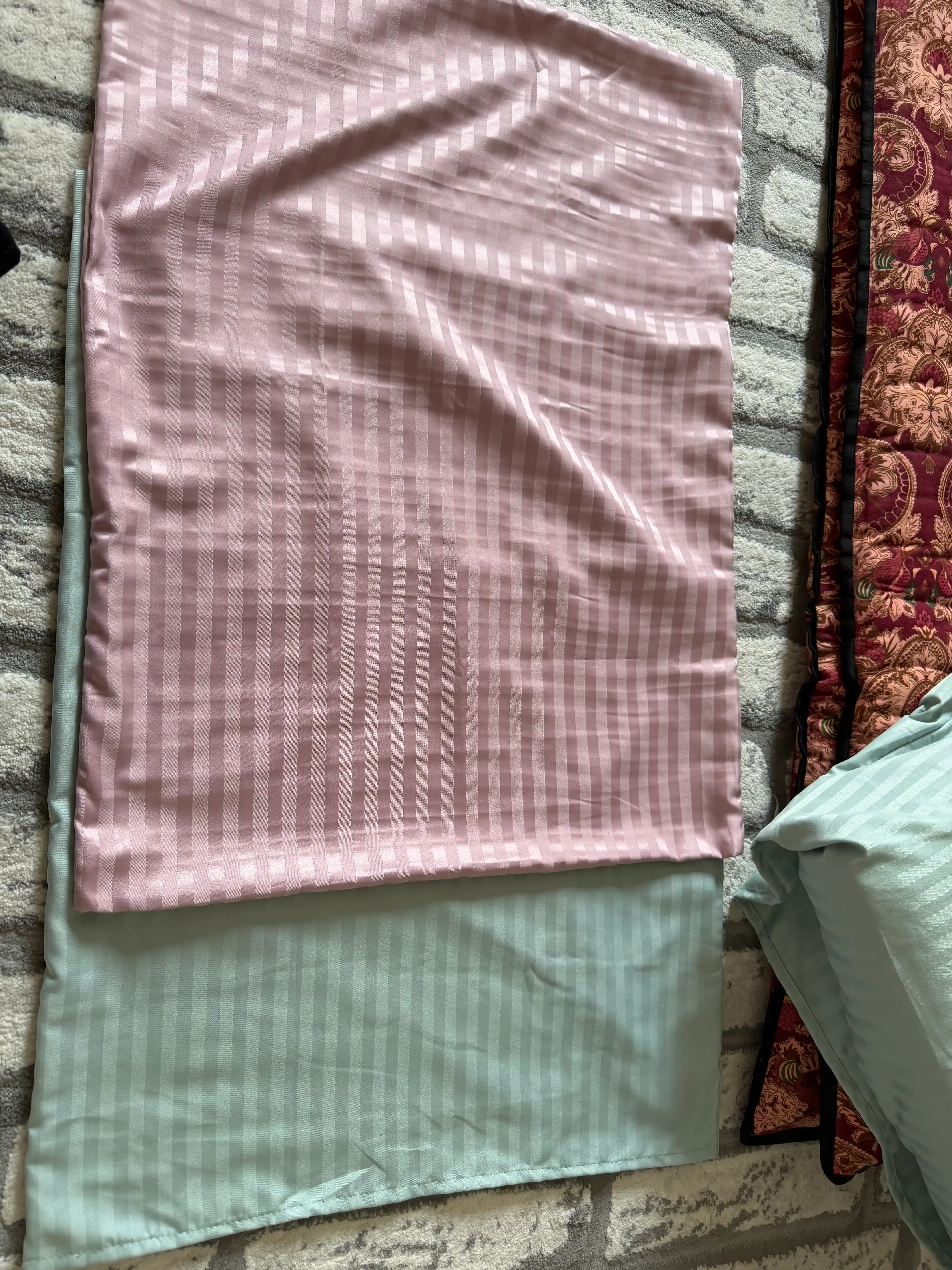 Stripe matosidan 50 x 70 va 70 x 70 sm o‘lchamli qoplamalar