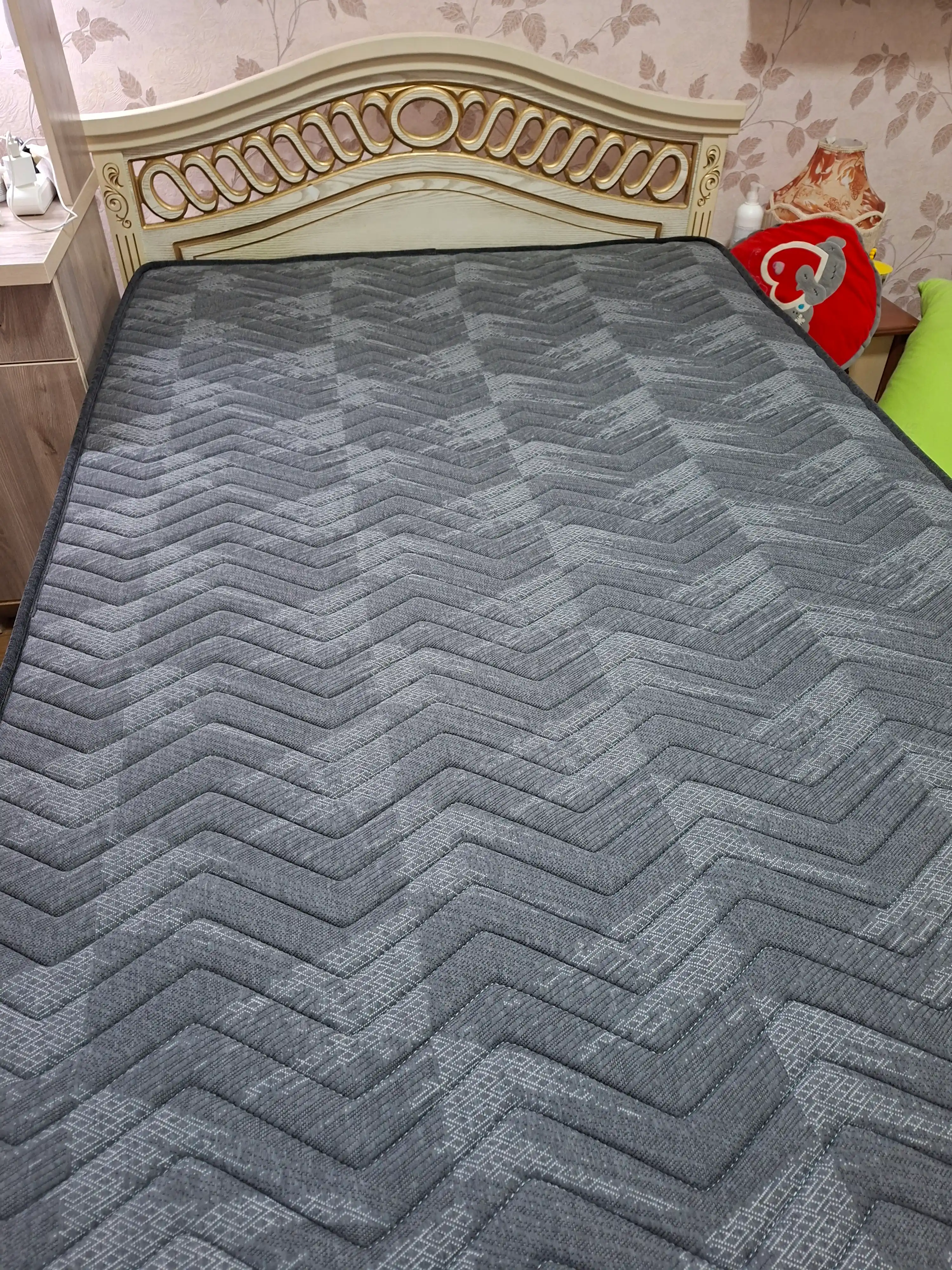 Matras va divan uchun topper, uyquni yaxshilaydi, notekisliklarni bartaraf etadi