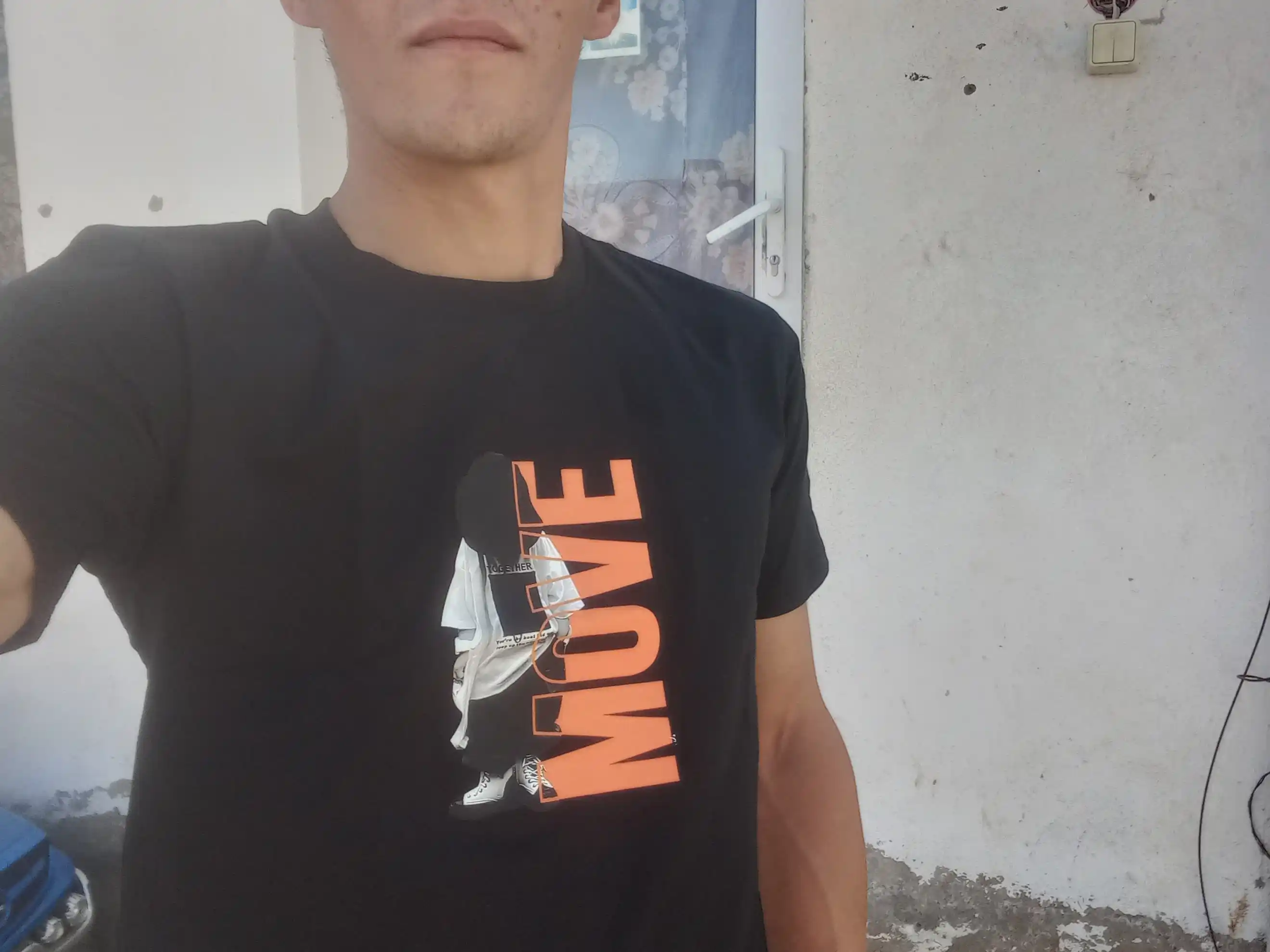 Yozgi ob-havo va dam olish uchun mo‘ljallangan, bosma naqshli uniks futbolka