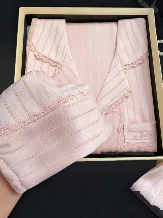 Ayollar uchun nafis pijama komplekti – uzun yengli, to‘r bezakli uyqu kiyimi razmer M-XXL