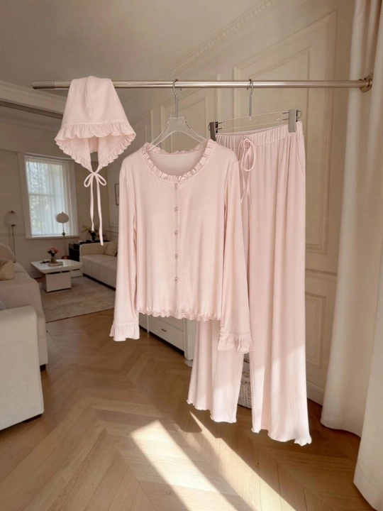 Ayollar uchun nafis pijama komplekti – uzun yengli, to‘r bezakli uyqu kiyimi razmer M-XXL