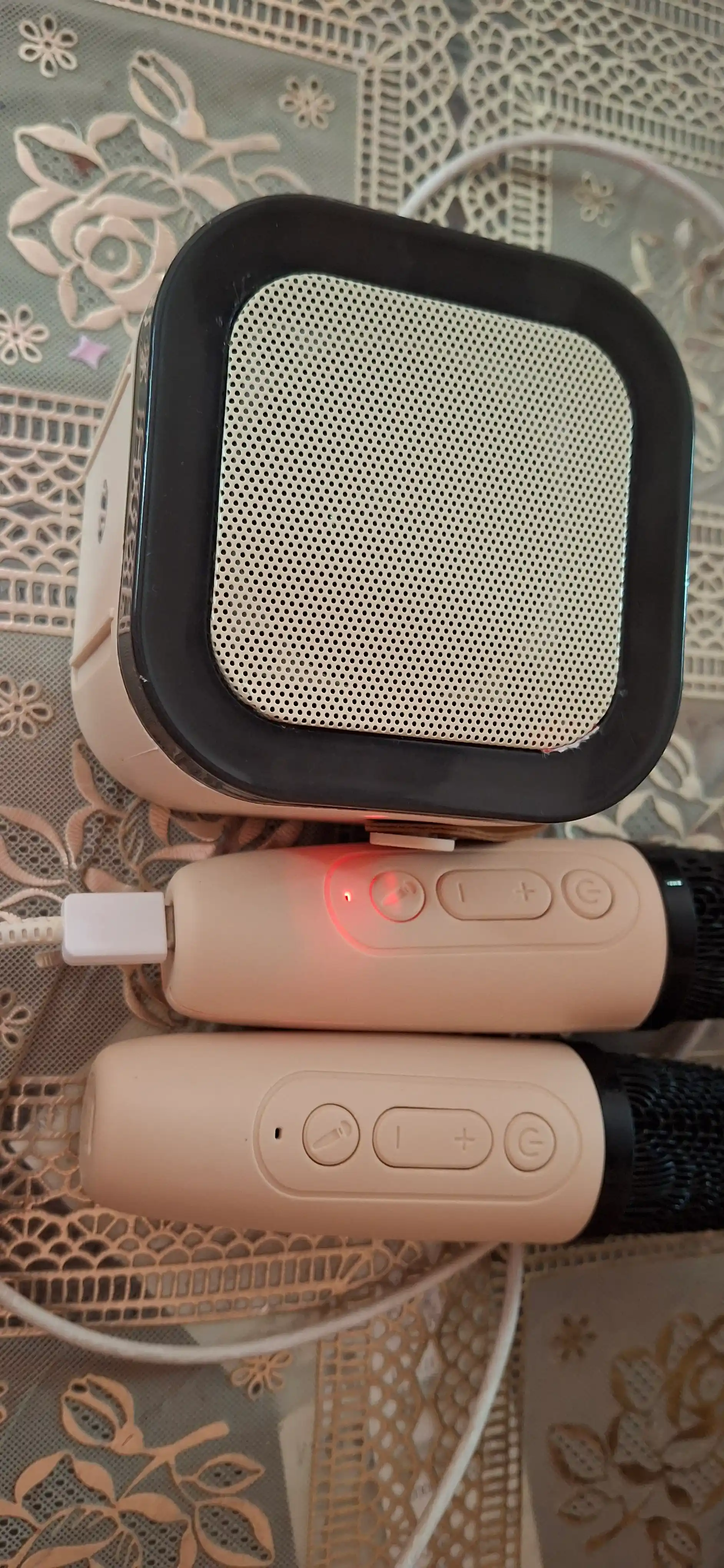 Karaoke uchun 2 ta mikrofonli portativ Bluetooth kalonka K12, karnay, RGB