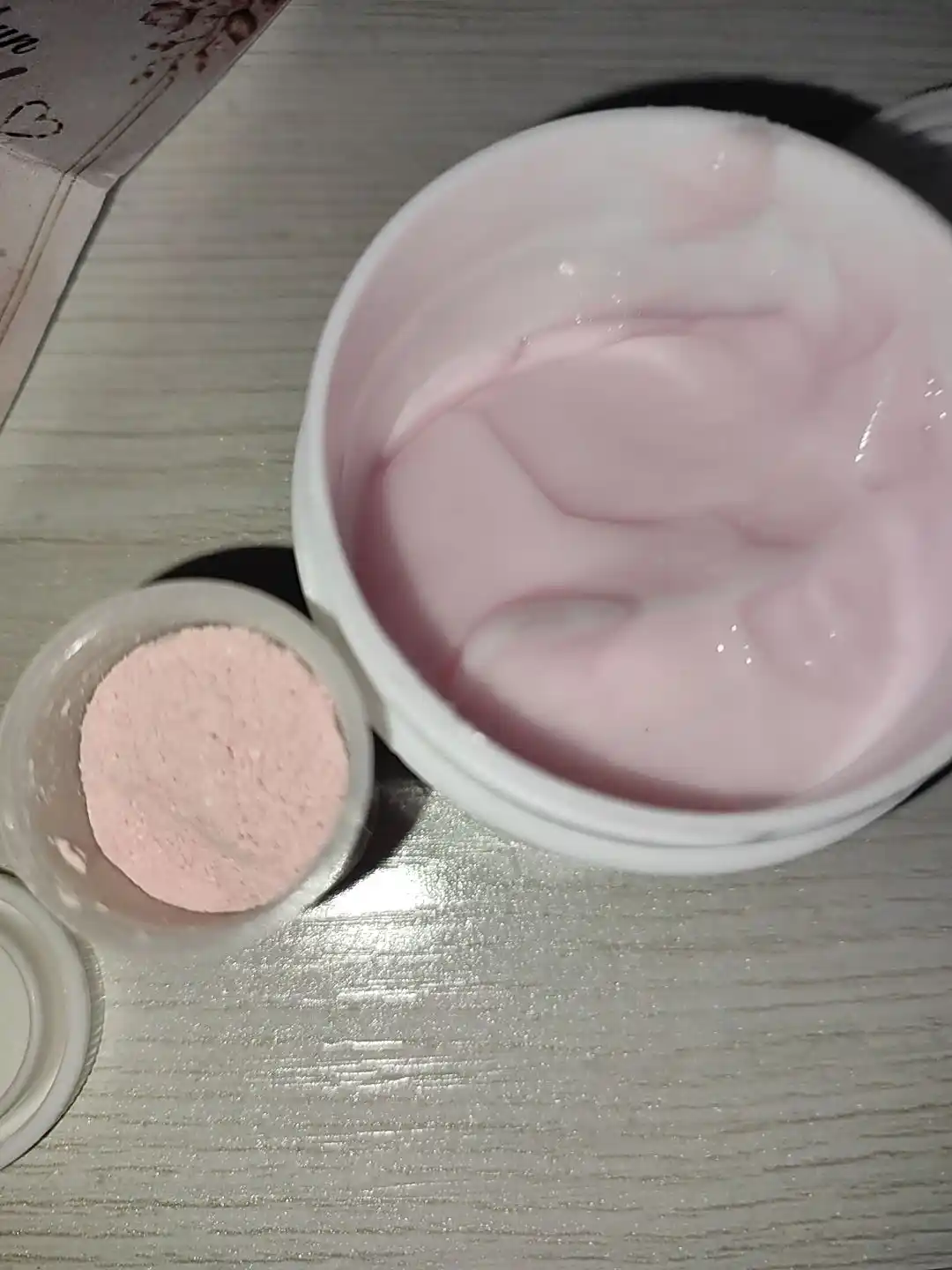 Fem Saffron & Milk oqartiruvchi krem, yuz va qosh tuklarini oqartirish uchun