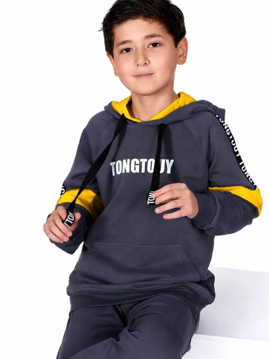 13–15 yoshli o‘smirlar uchun kapyushonli ko‘ylak va shimdan iborat  sport kostyumi