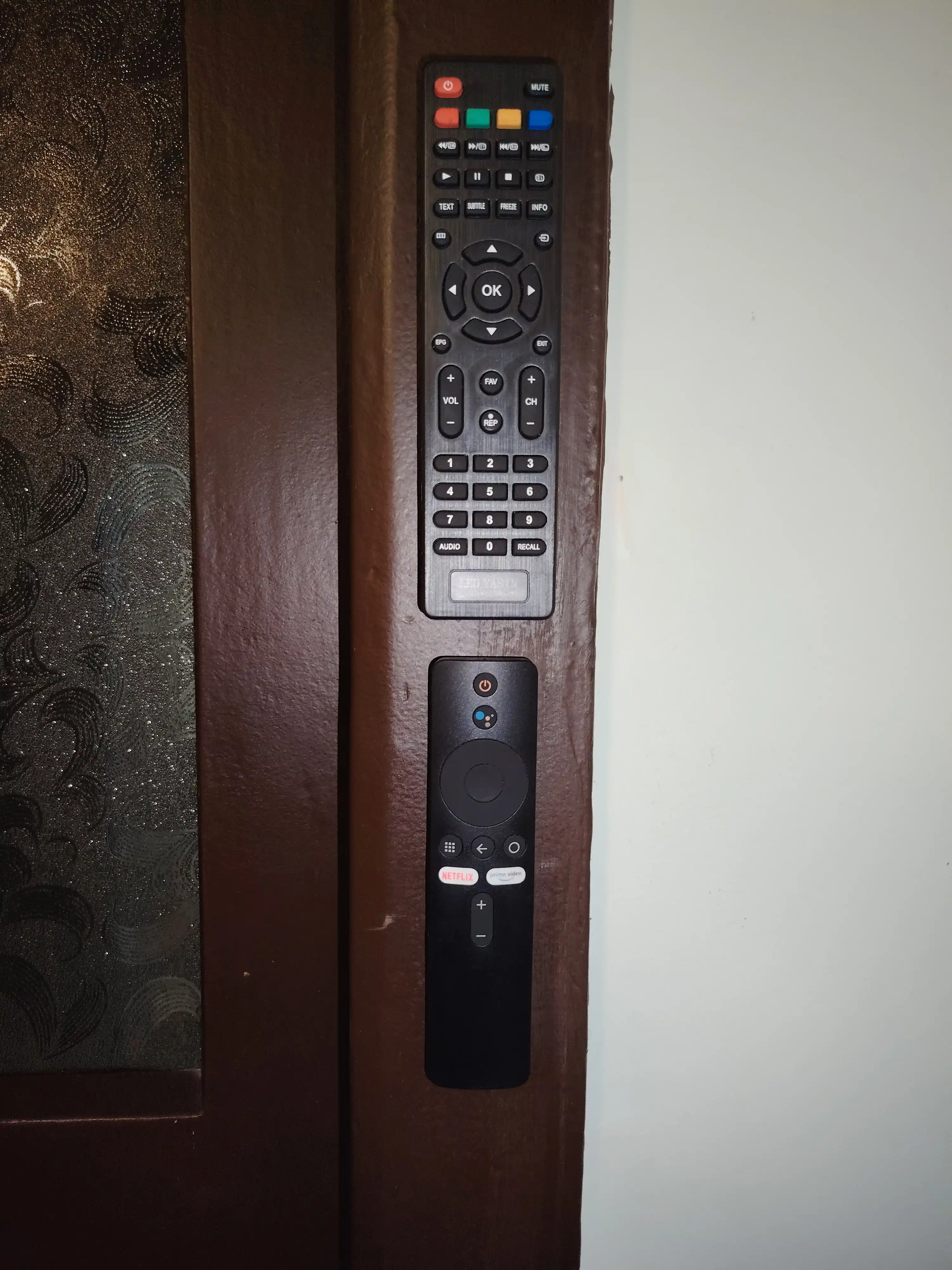 Magnitli devor ushlagichi TV va konditsioner pulti uchun