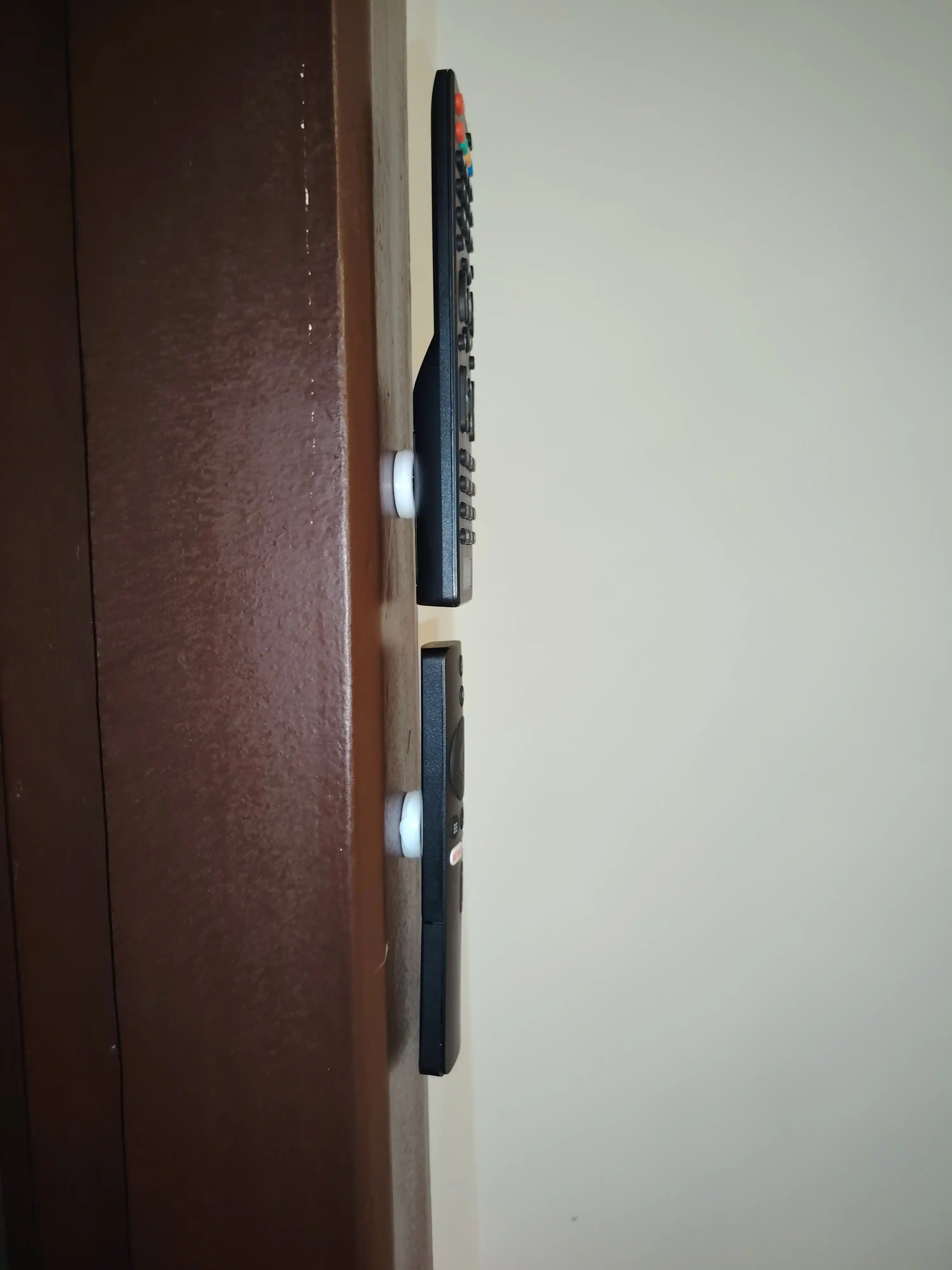 Magnitli devor ushlagichi TV va konditsioner pulti uchun