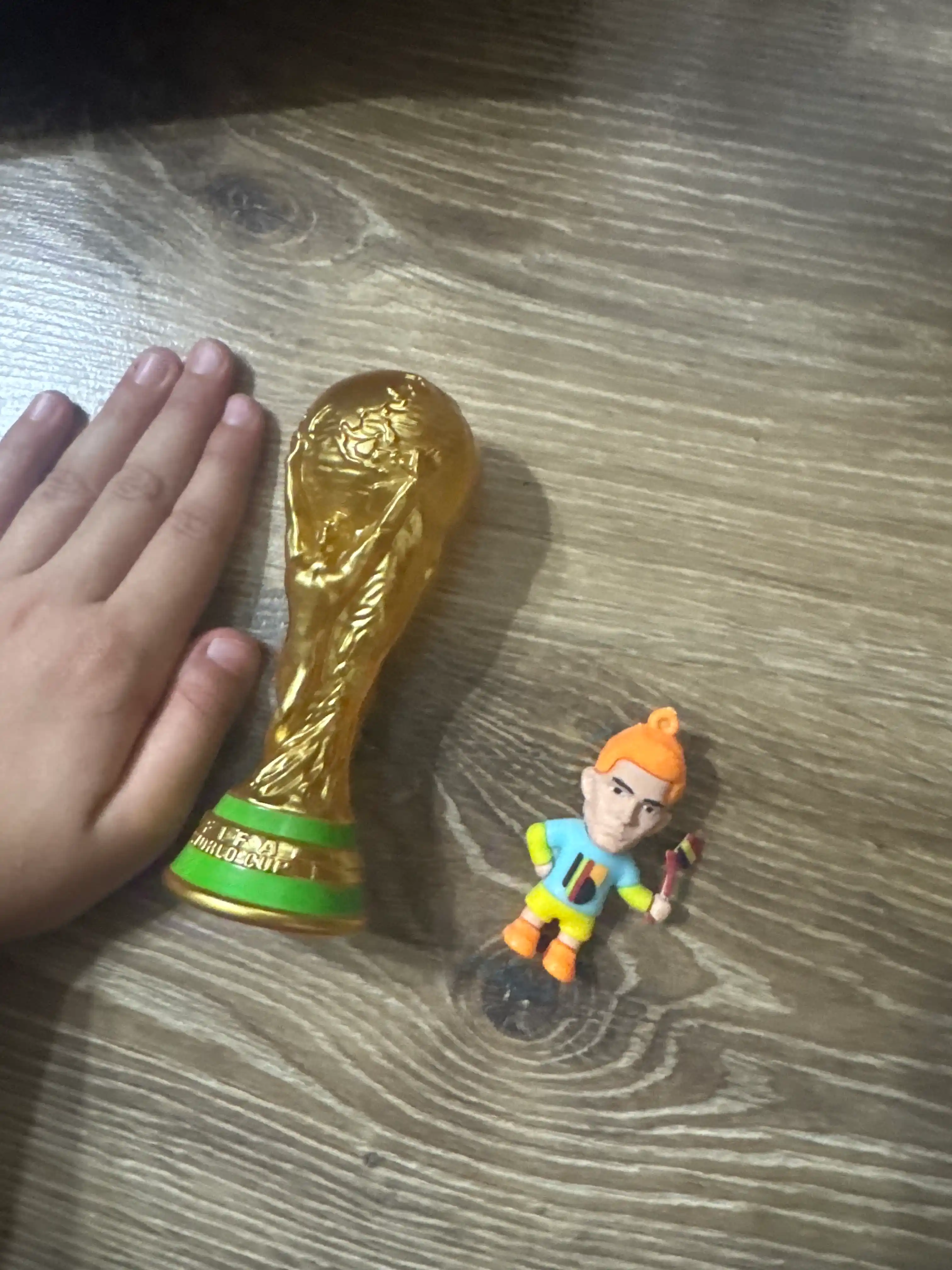 Futbolchi figurasi bilan FIFA kubok