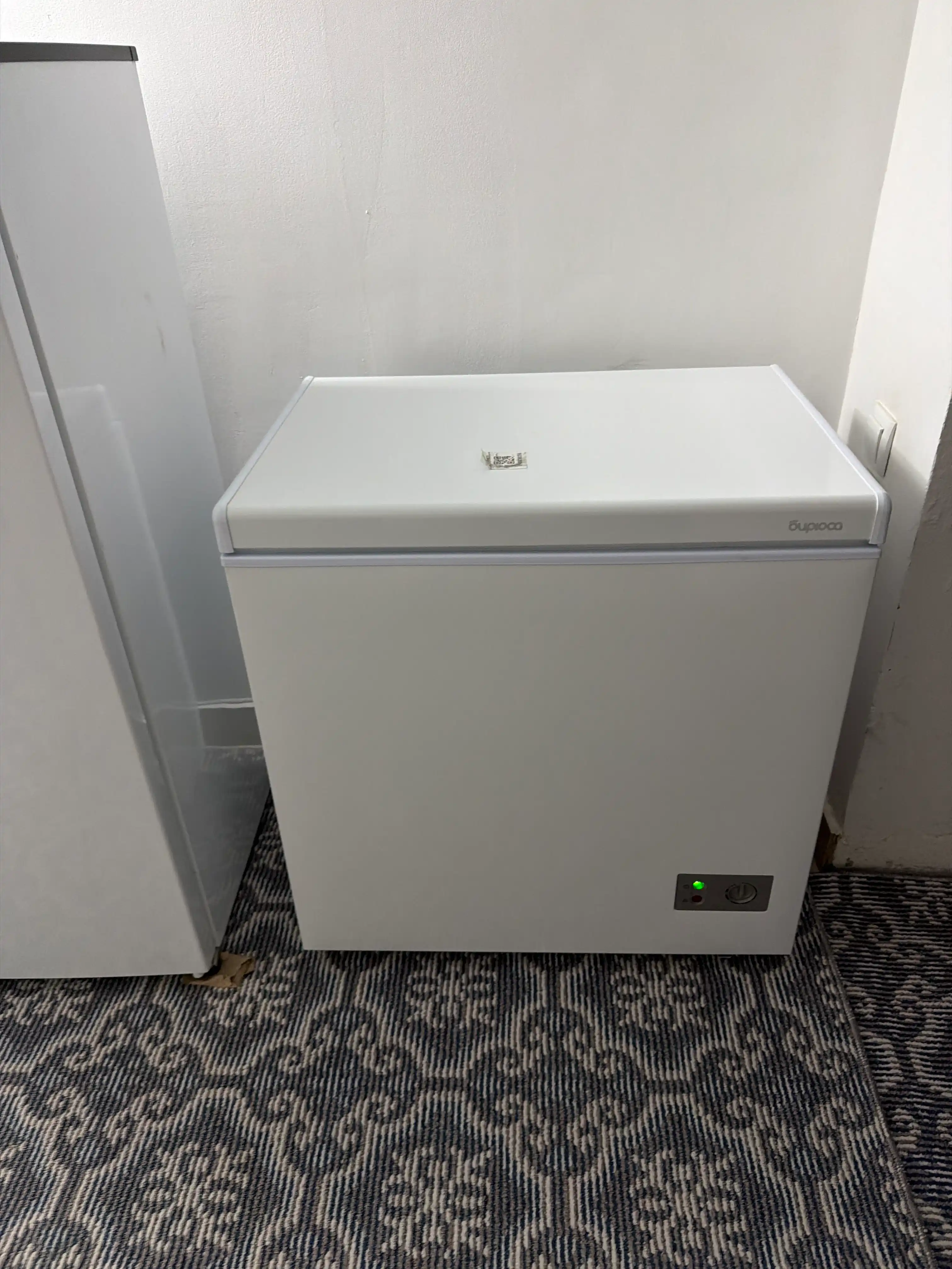 Biryusa 155KVS yopiq qopqoqli muzlatgich, hajmi 145 L, invertor kompressor
