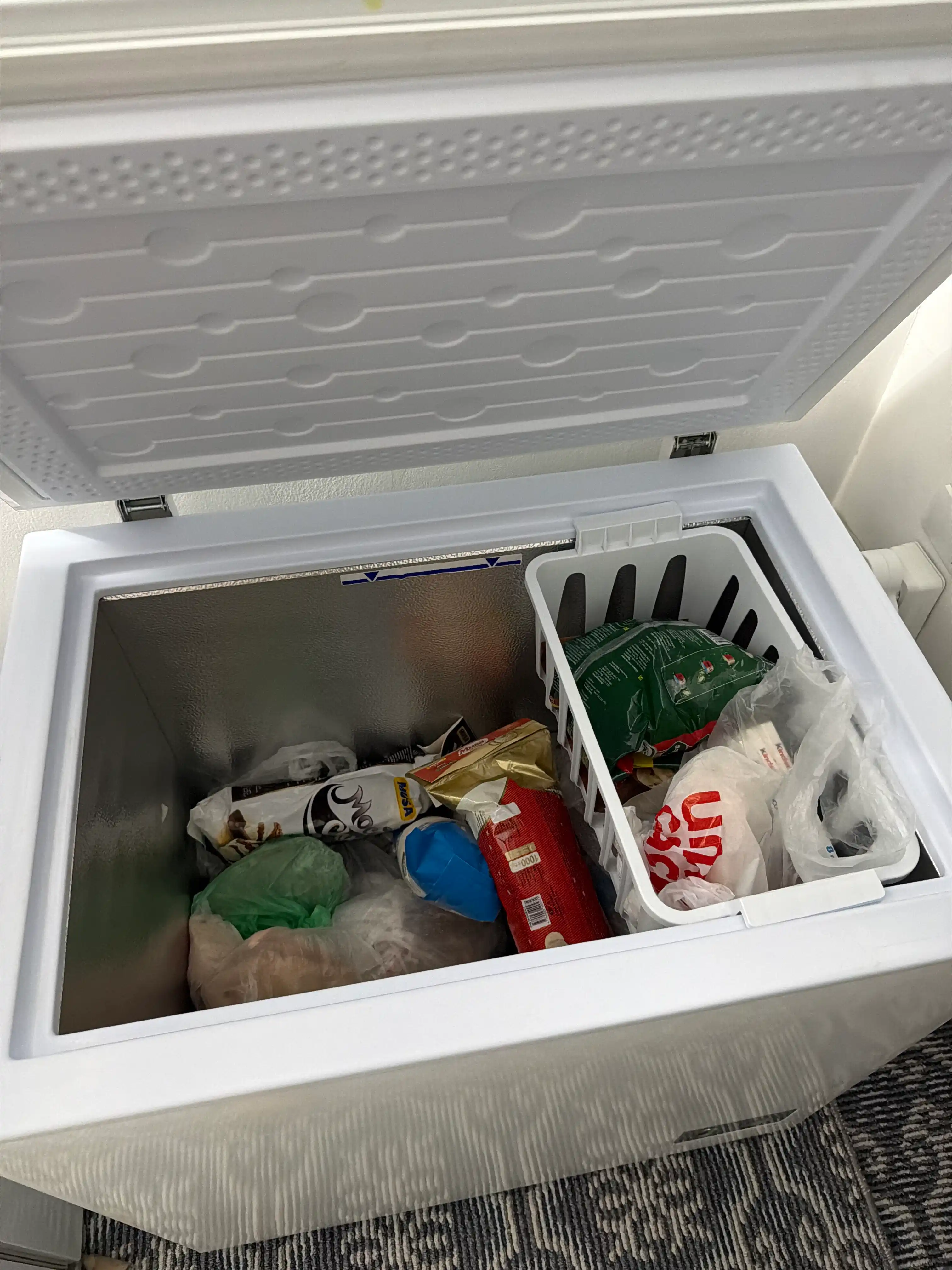 Biryusa 155KVS yopiq qopqoqli muzlatgich, hajmi 145 L, invertor kompressor