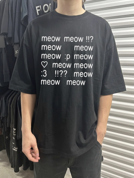 Футболка оверсайз Miconic чёрная с принтом повторяющейся надписью meow