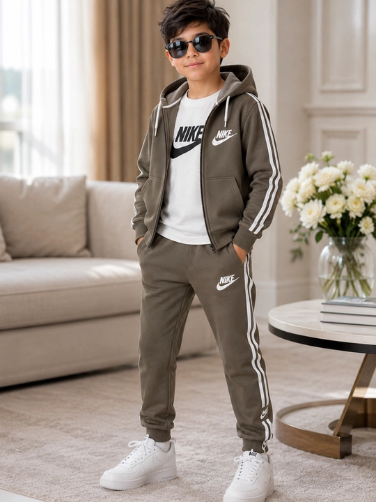 Zamonaviy Nike sport to‘plami, uch narsadan iborat, qulaylik, sifat va zamonaviy dizayn