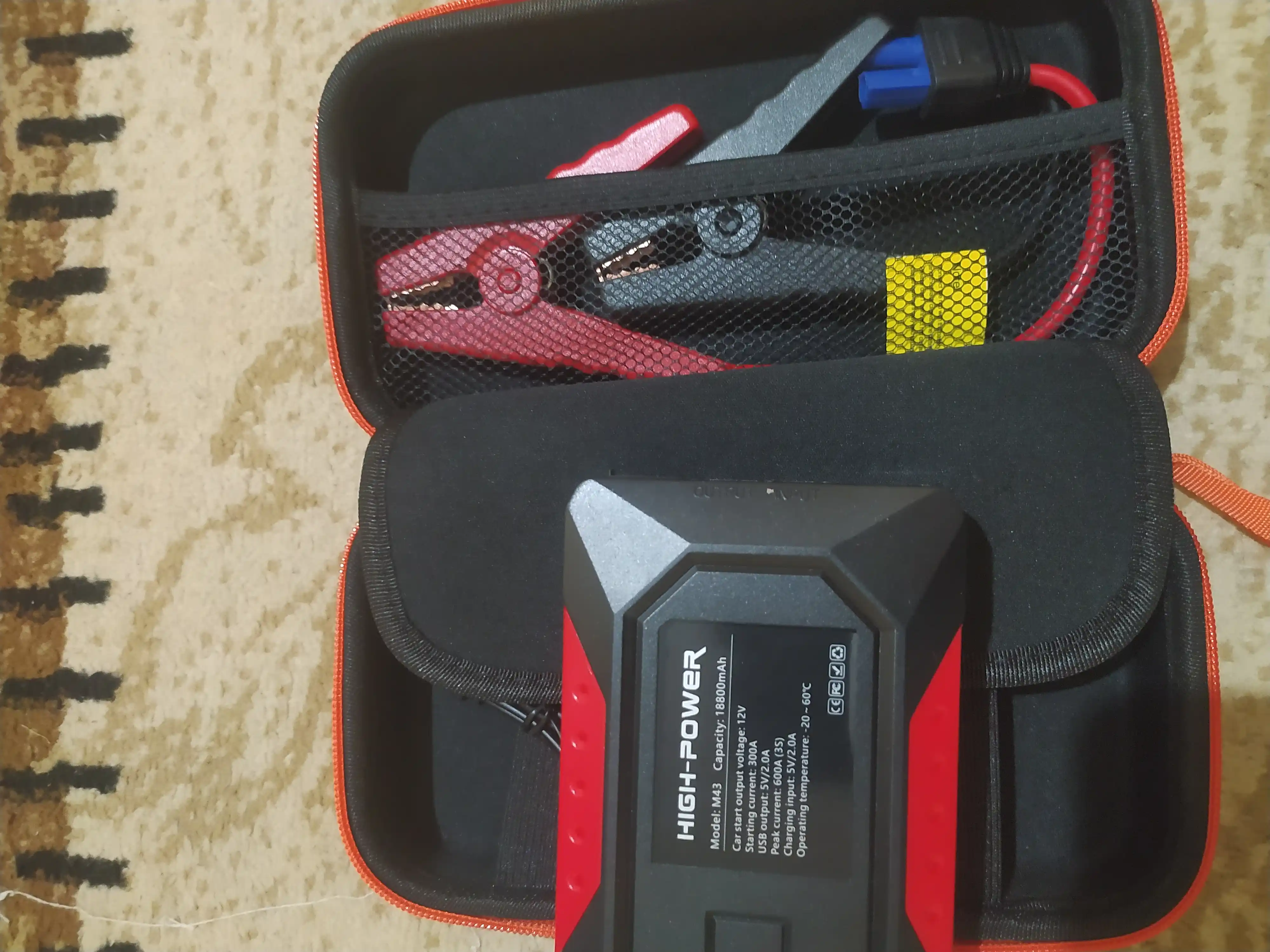 Пусковое устройство для автомобиля с Power Bank и LED-фонарем 18800 мАч
