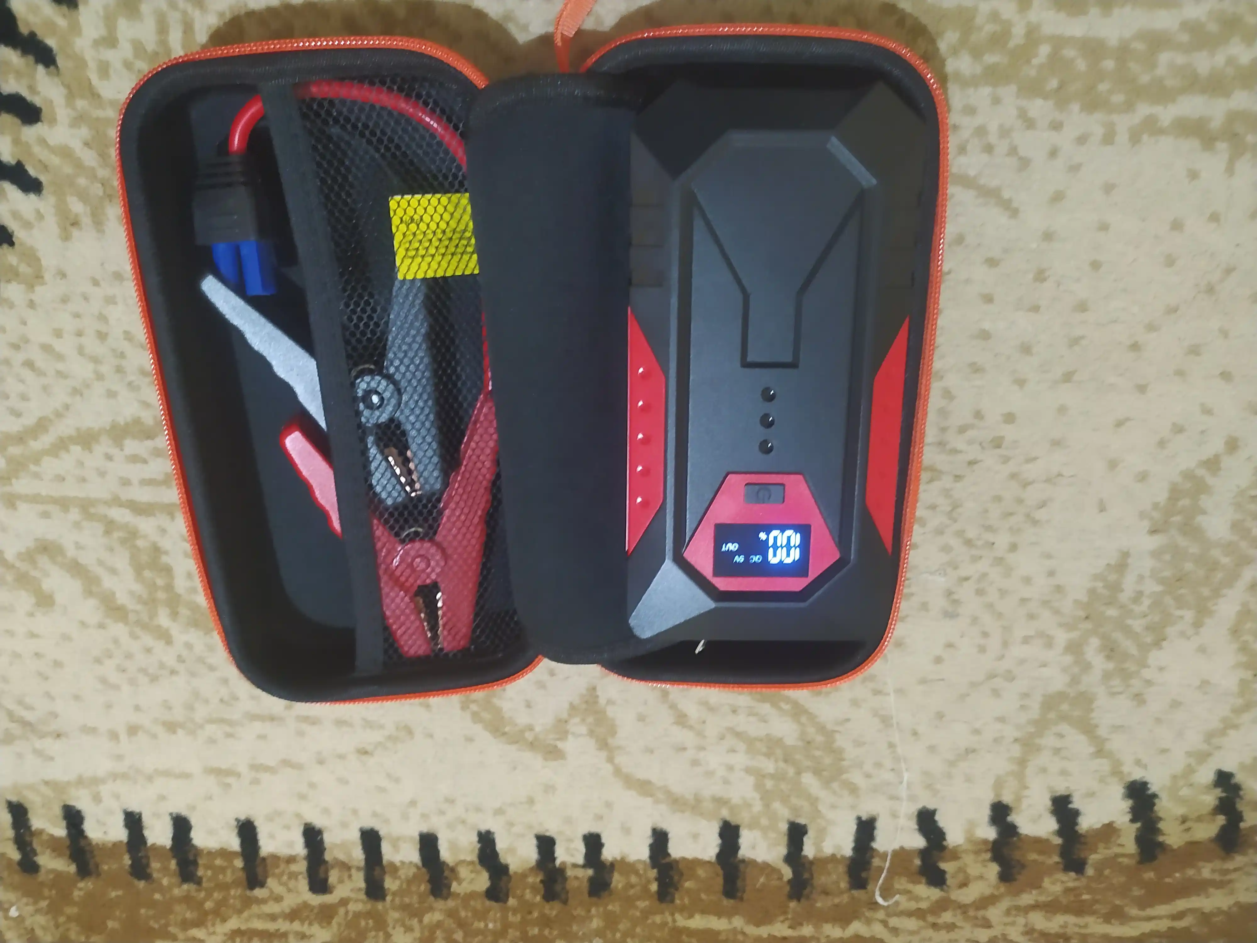 Пусковое устройство для автомобиля с Power Bank и LED-фонарем 18800 мАч