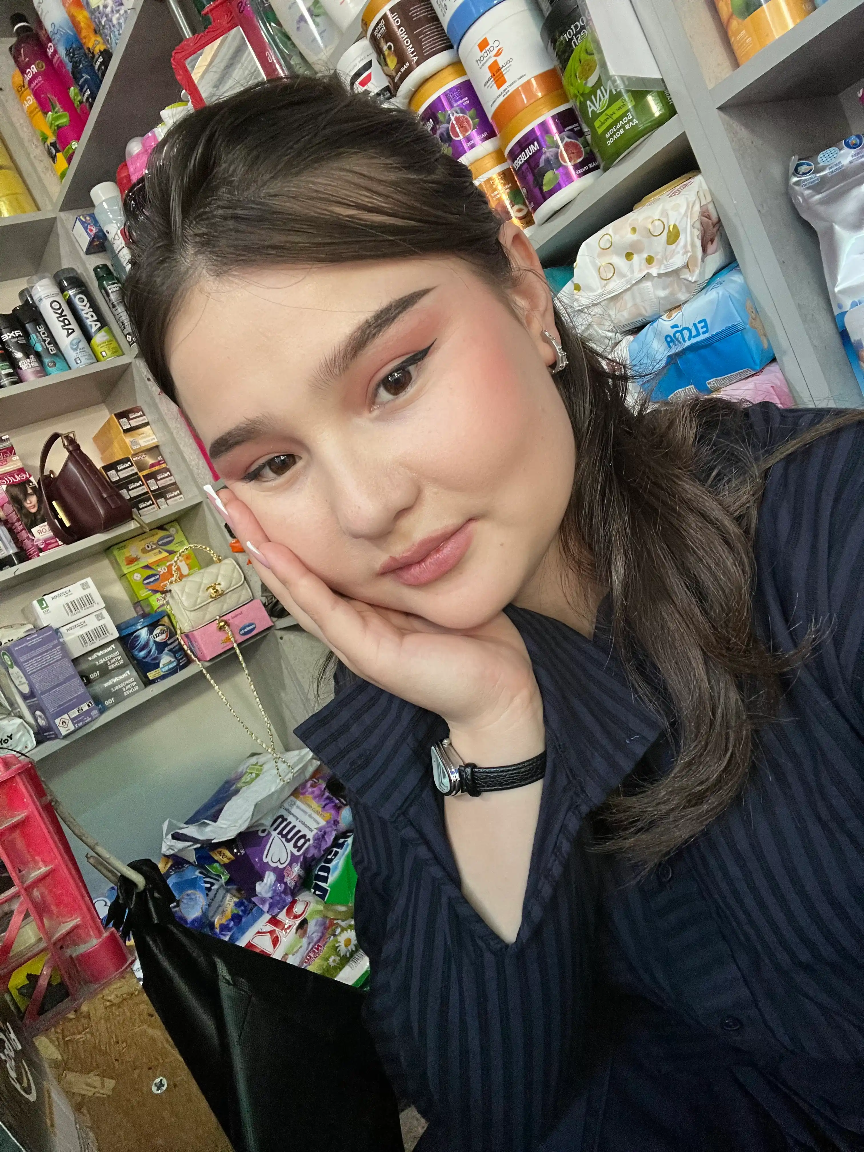 Eyeliner qora, lab bo'yog'i jigarrang, jel, suv o'tkazmaydigan