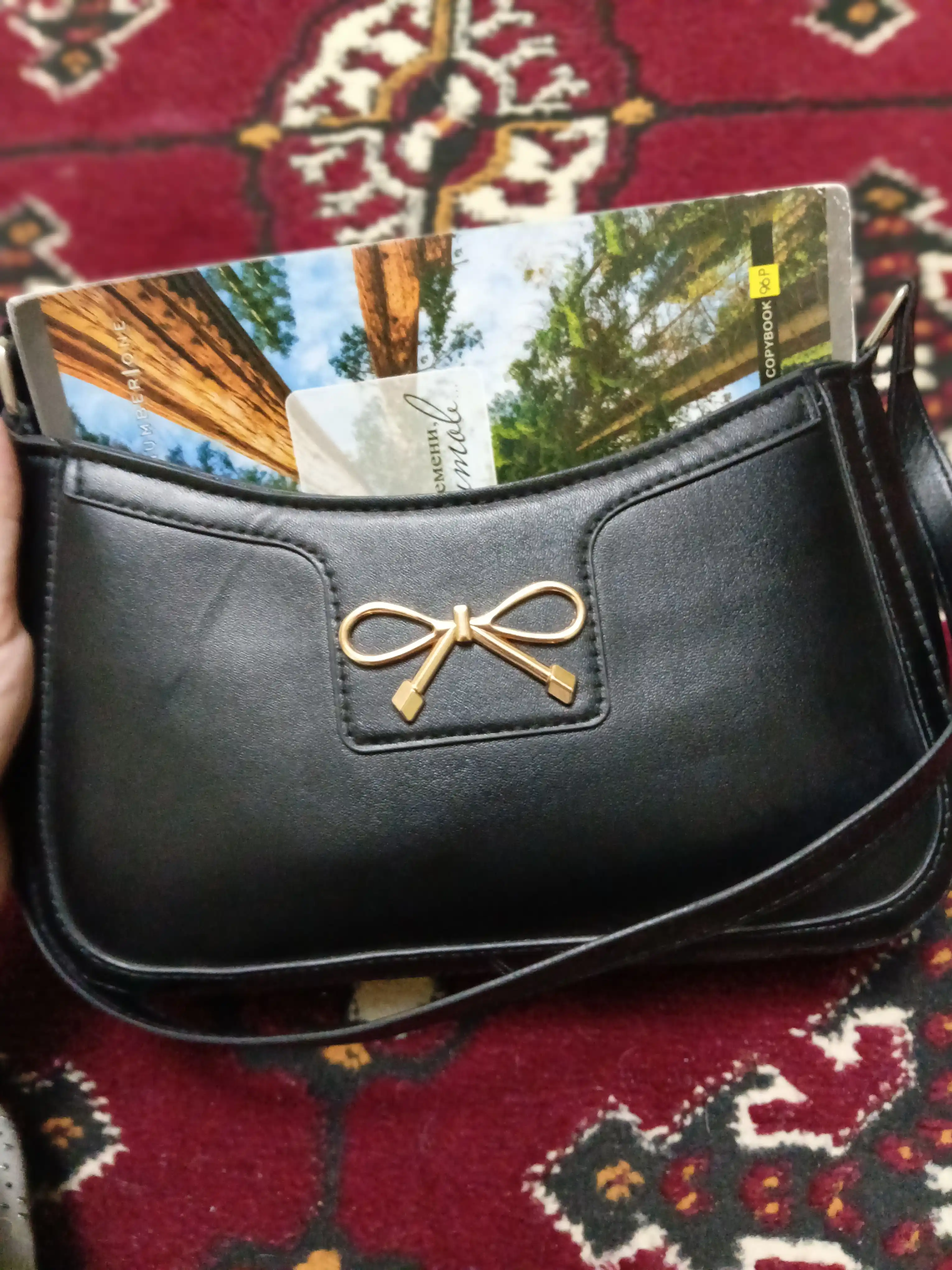 Ayollar uchun mini sumka, qora, yelka orqali taqiladigan, dekorativ bantikli crossbody