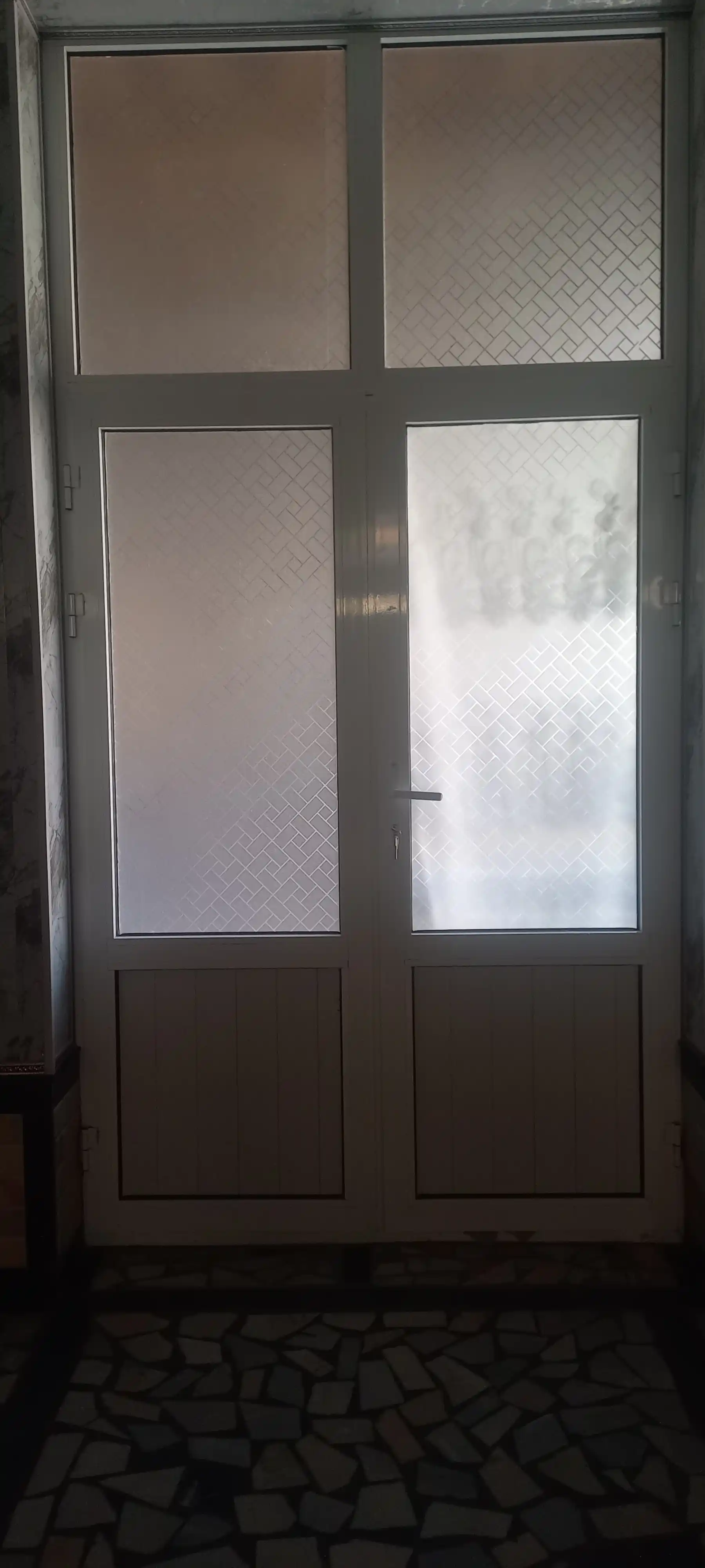 Derazalar uchun quyoshdan himoya qiluvchi dekorativ plyonka, yelmsiz, xira plyonka