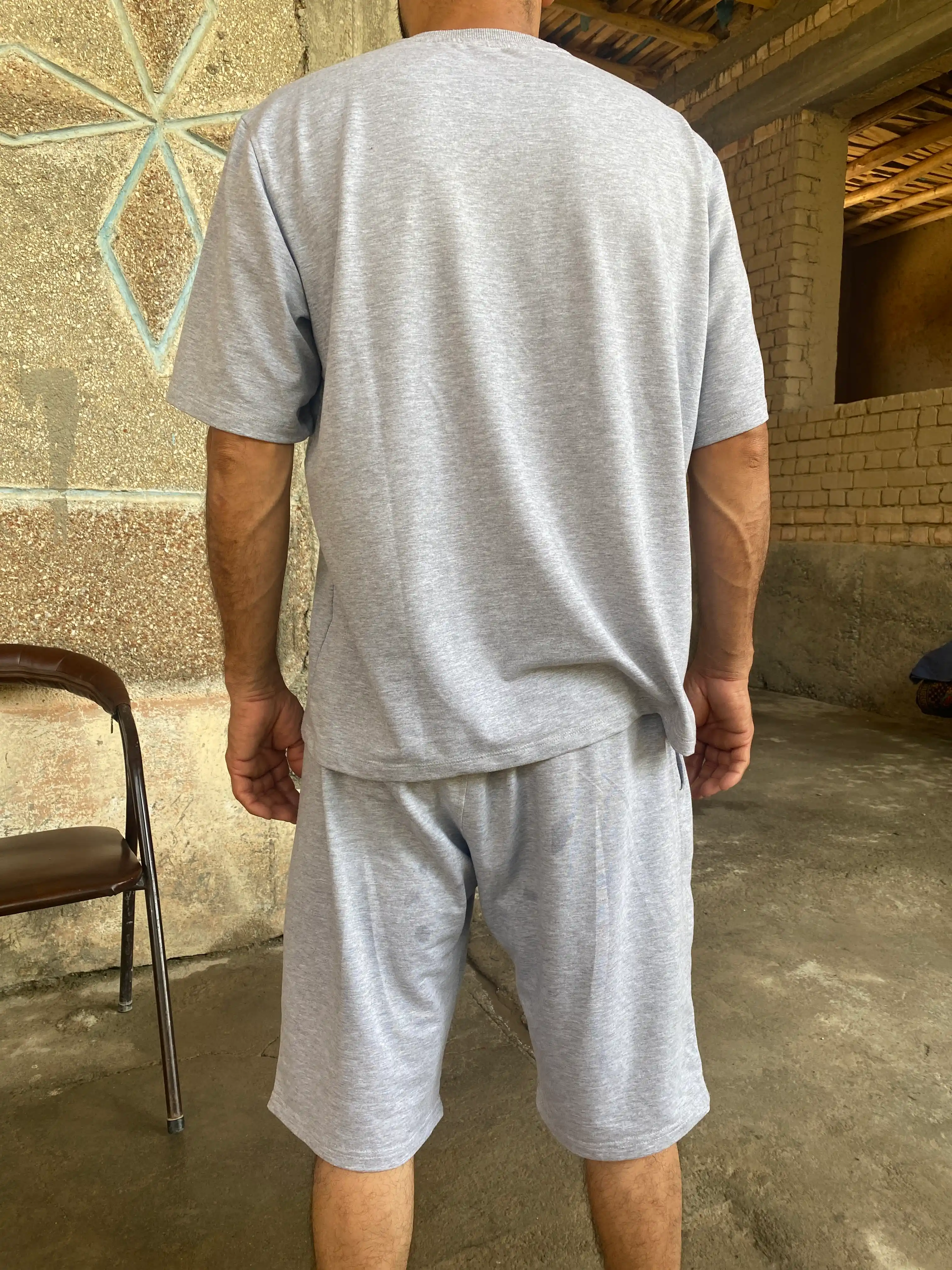 Erkaklar uchun yozgi sport kostyumi, futbolka va shortik, komplekt dvoyka