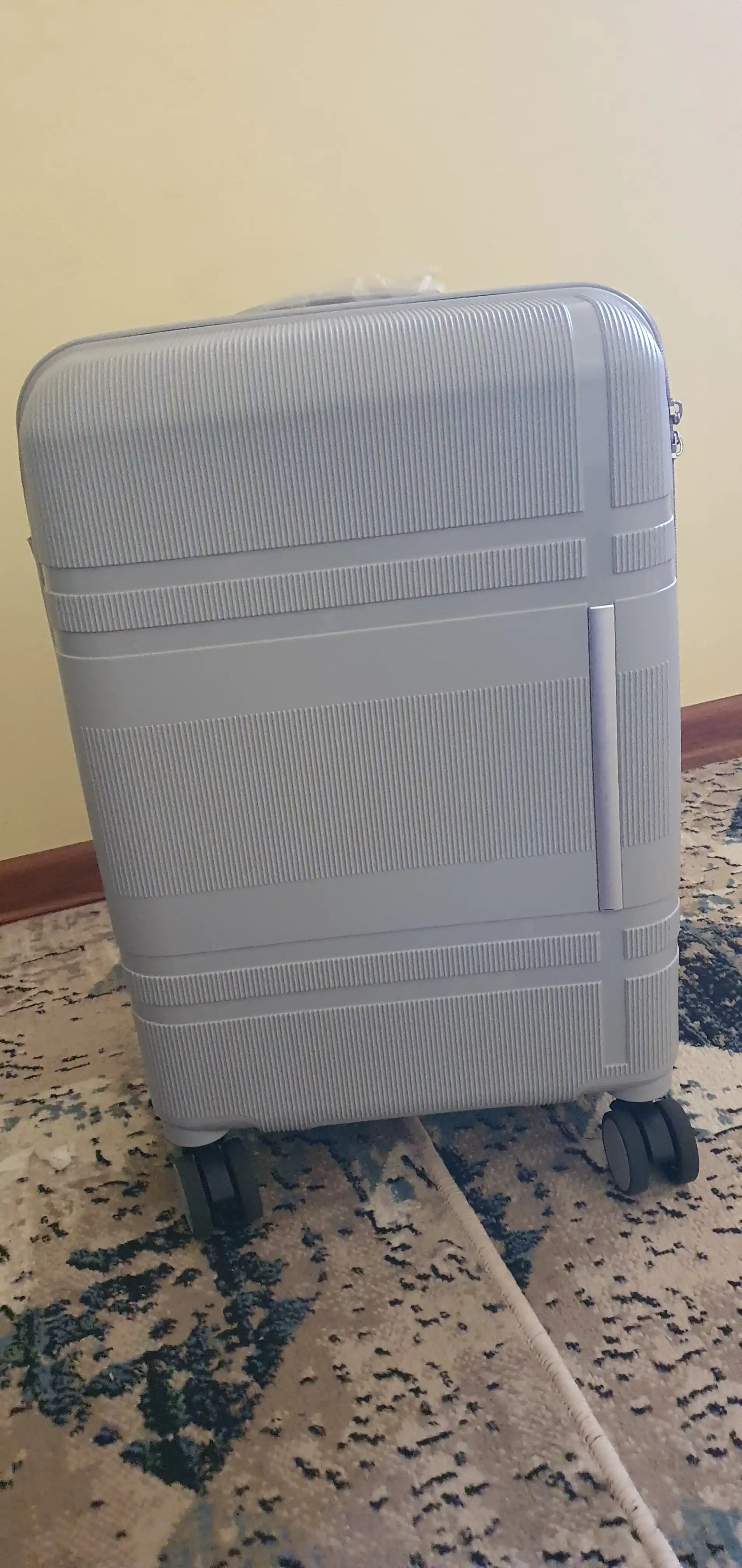 Sayohat chamadoni, 4 g'ildirakli, PP materialdan, kodli qulf bilan