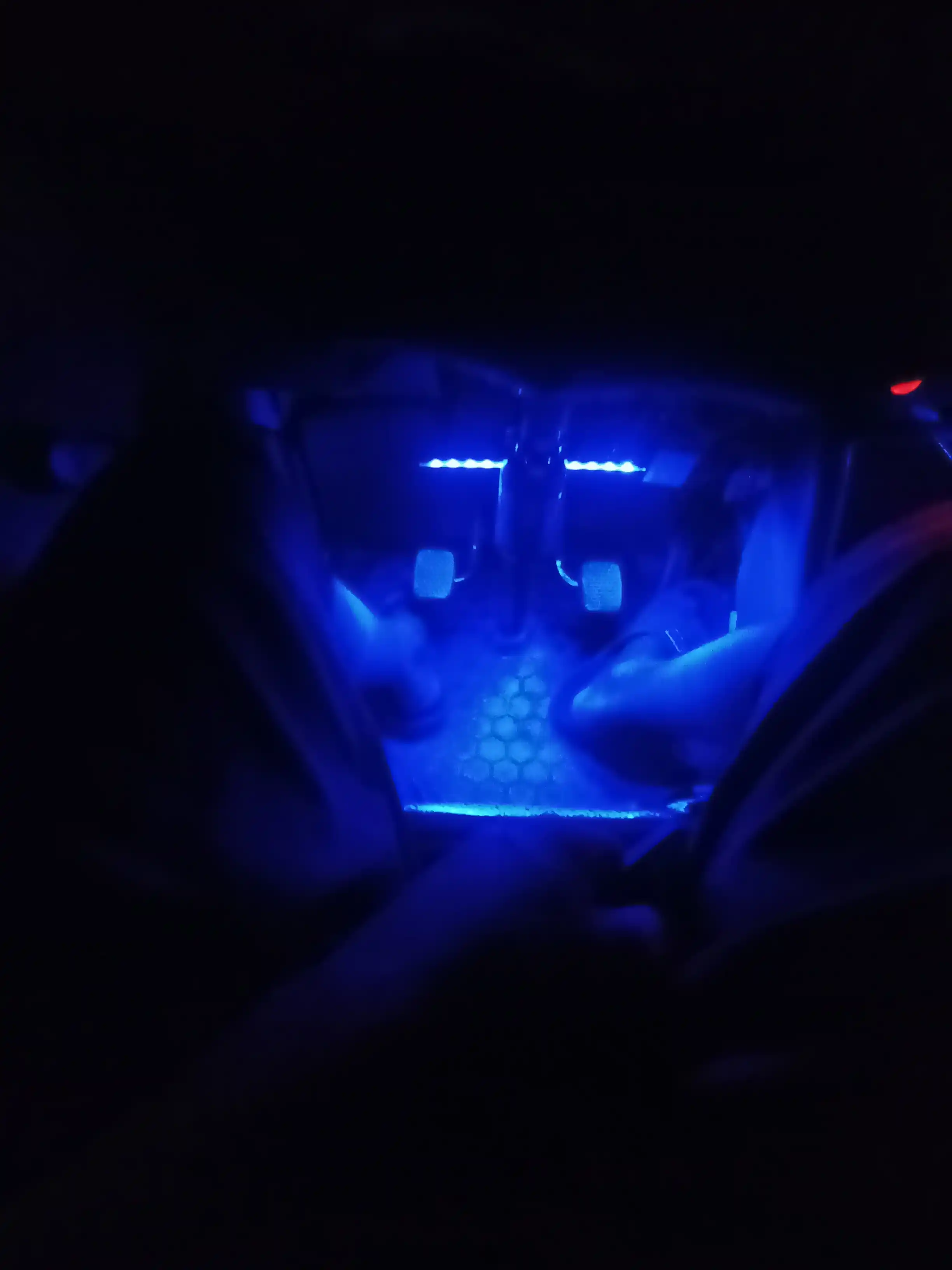 Avtomobil saloni uchun LED yoritgich USB, musiqali RGB chiroq 18 rejim pultli
