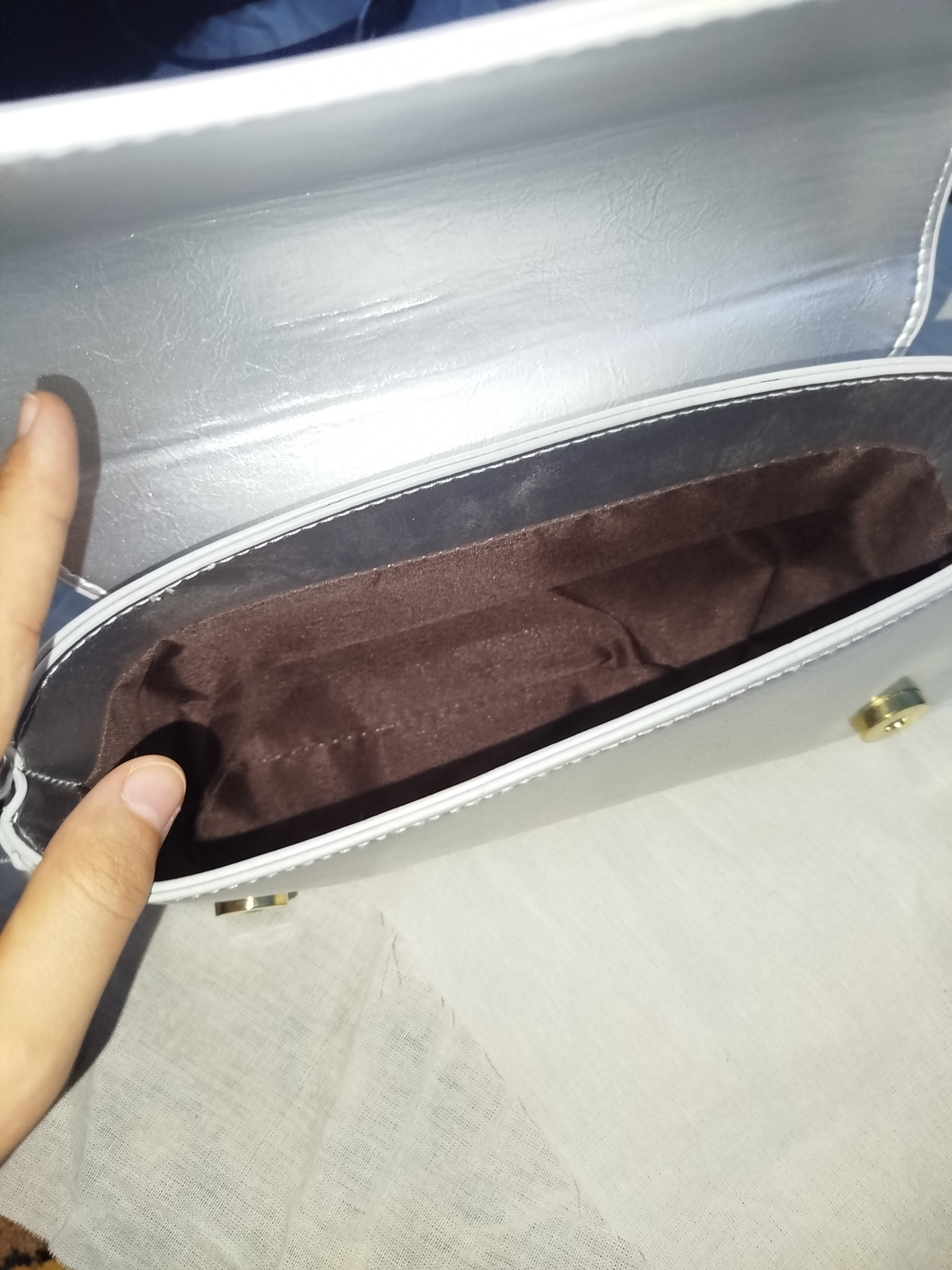 Ayollar sumkasi, yelkaga osiladigan, qulay, sovg‘a sifatida