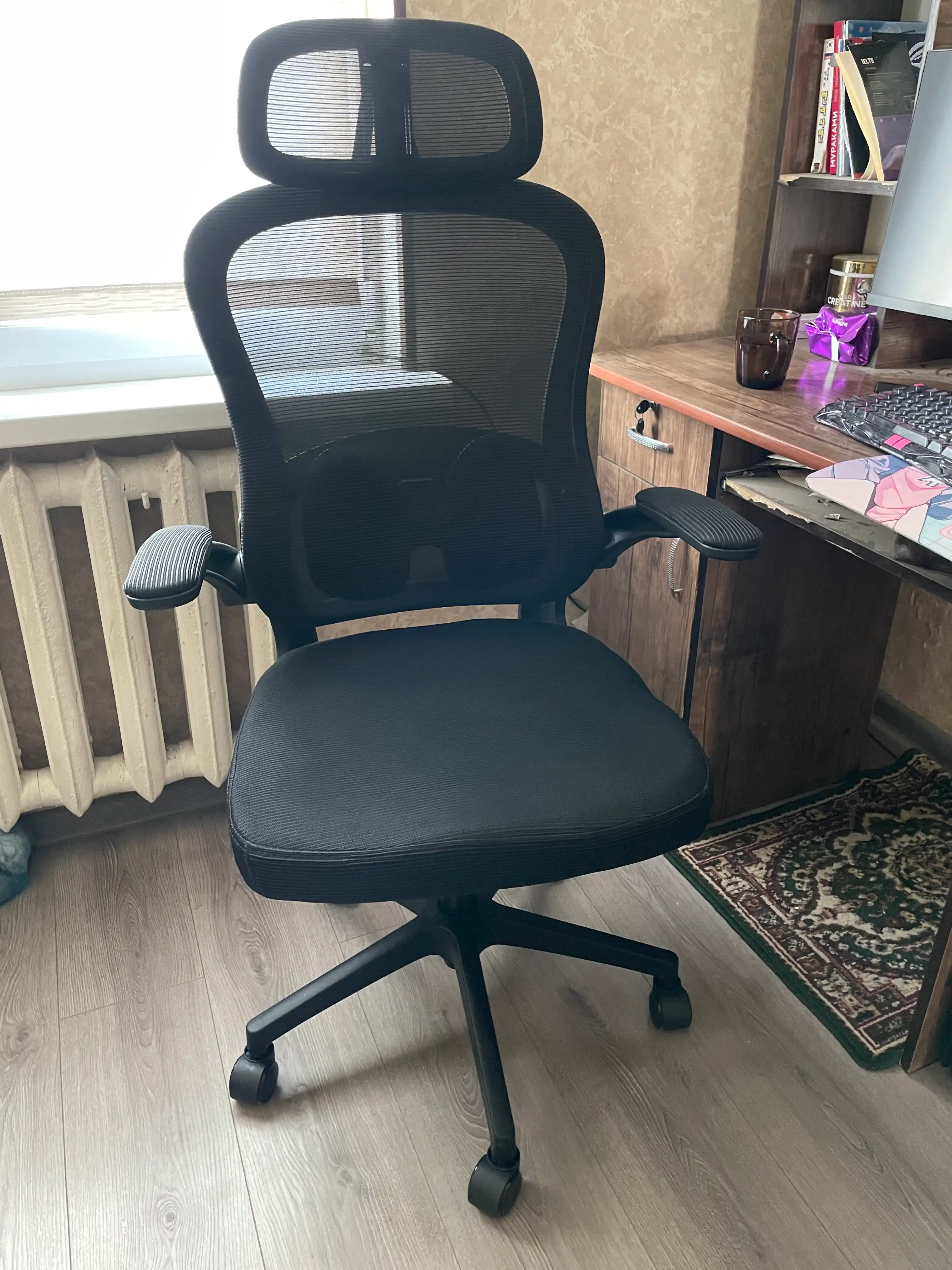 Ofis uchun kreslo Ester Dafna, to'r mato, g'ildirakli, qora
