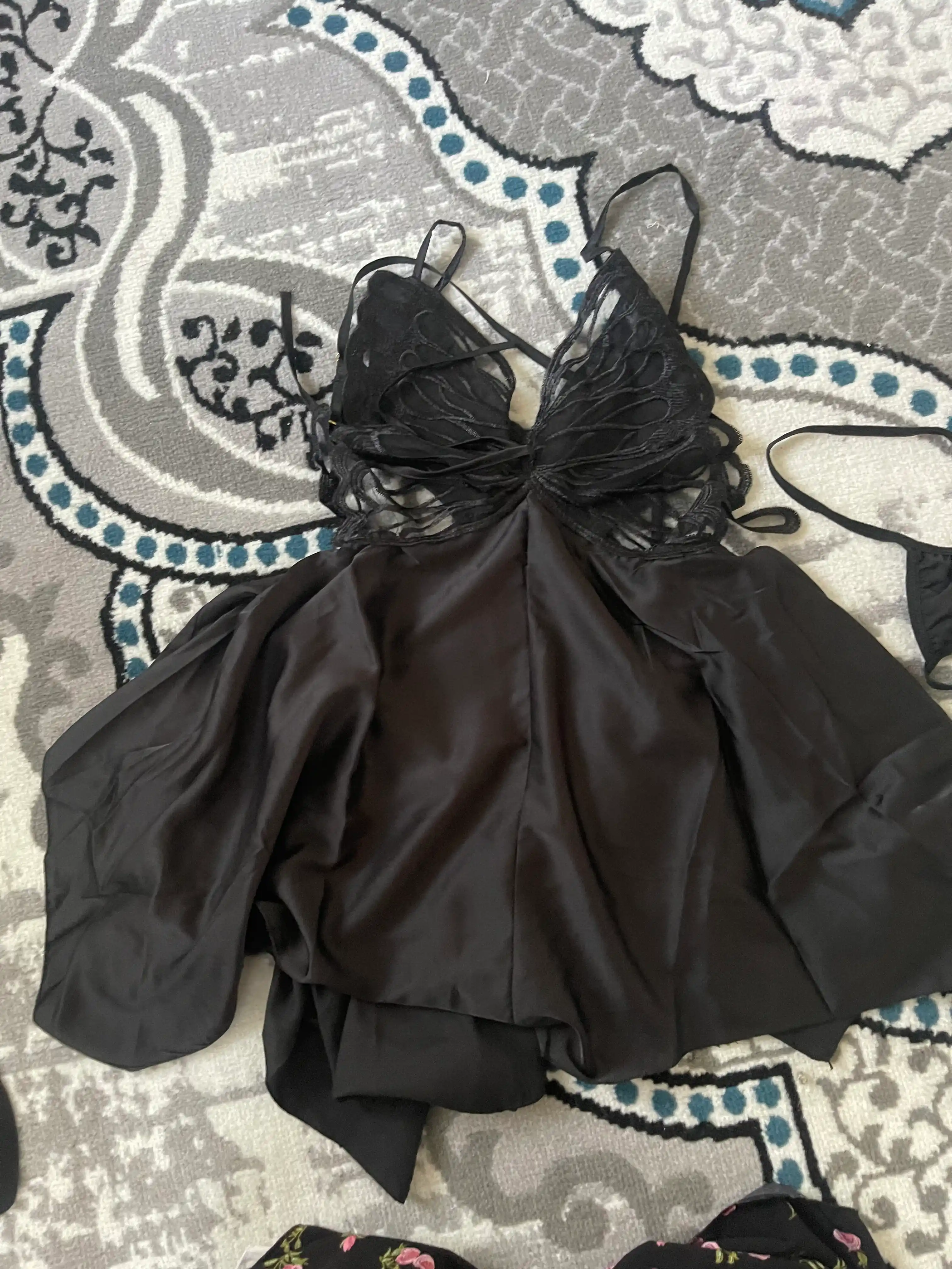 Ayollar uchun to‘rli tungi ko‘ylak, penyuar va uy kiyimi, uyqu uchun pijama