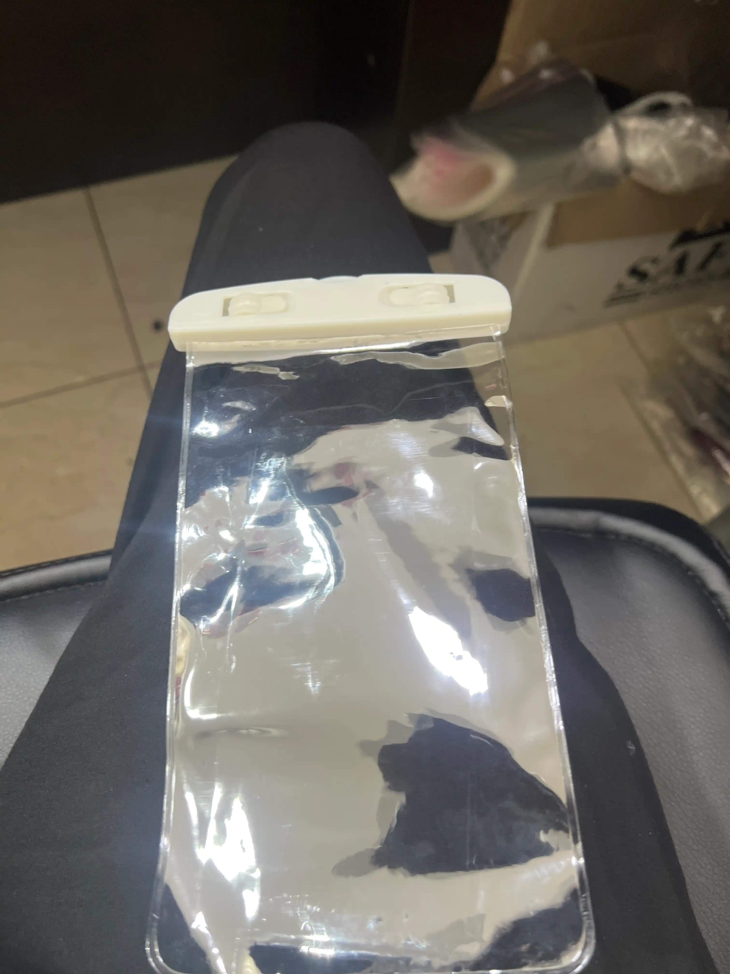 Suzishda suv o‘tkazmaydigan, germetik va universal telefon g‘ilofi