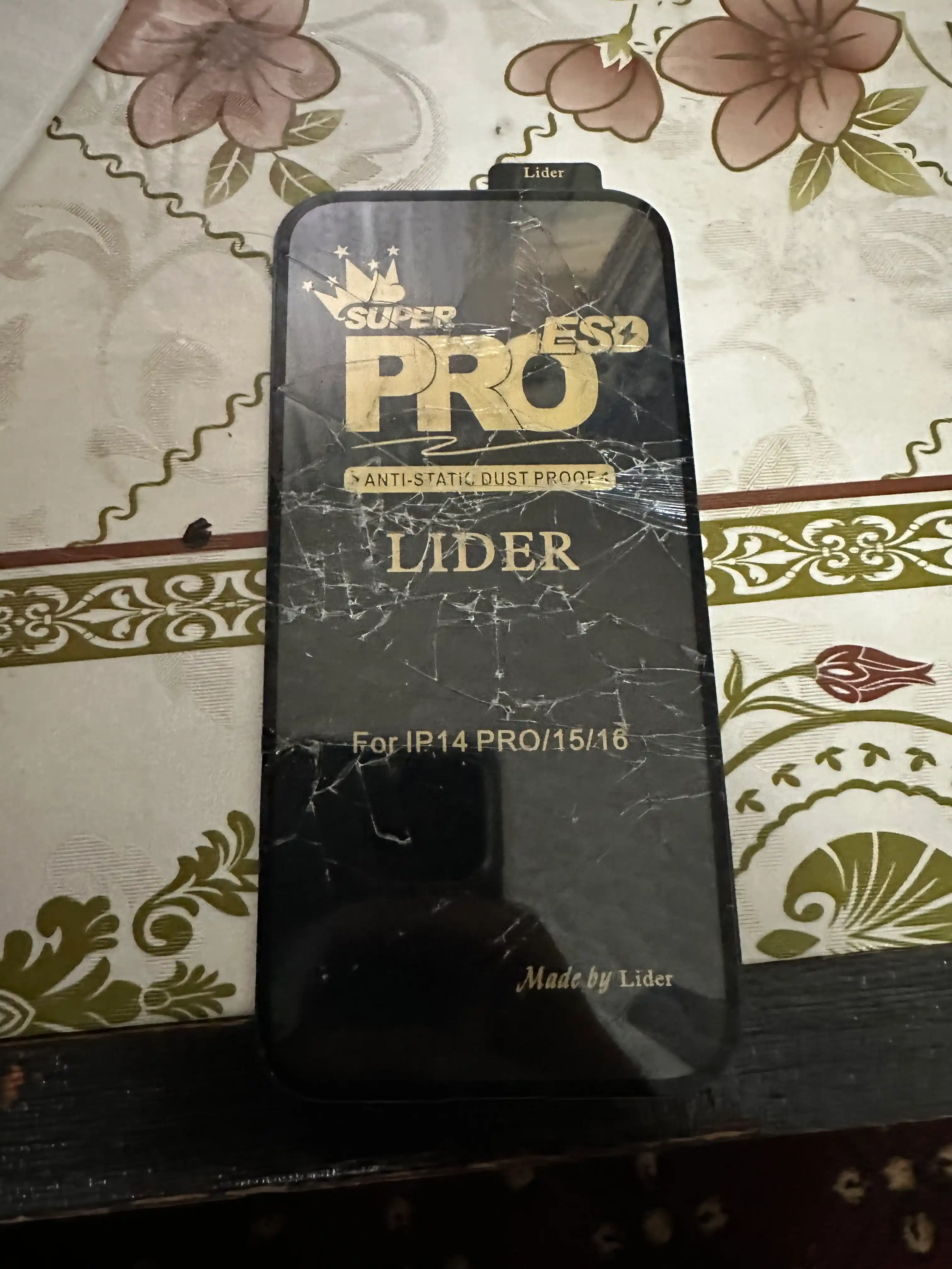 IPhone uchun himoya oynasi