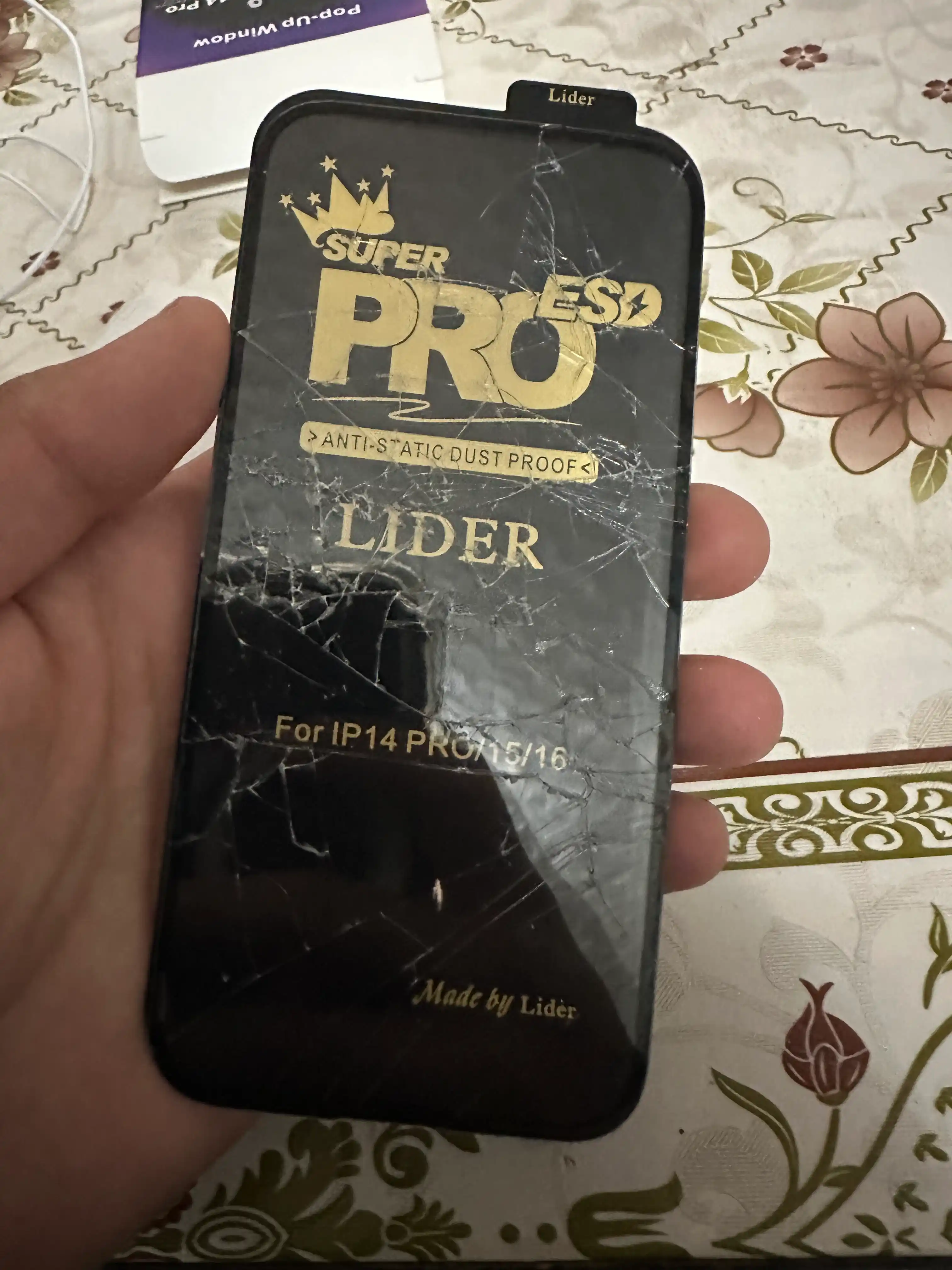 IPhone uchun himoya oynasi