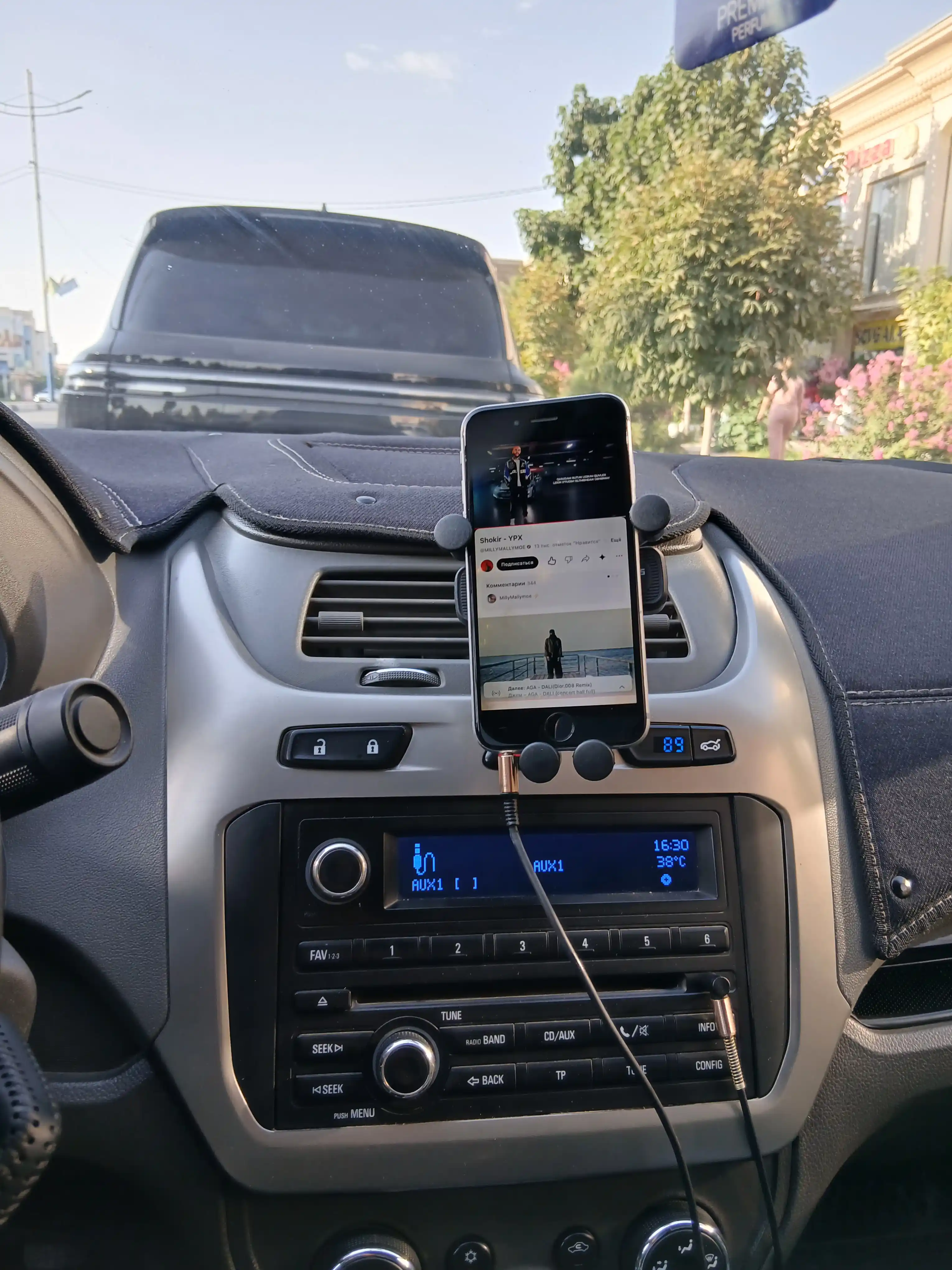 Автомобильный держатель для телефона в воздуховод универсальный