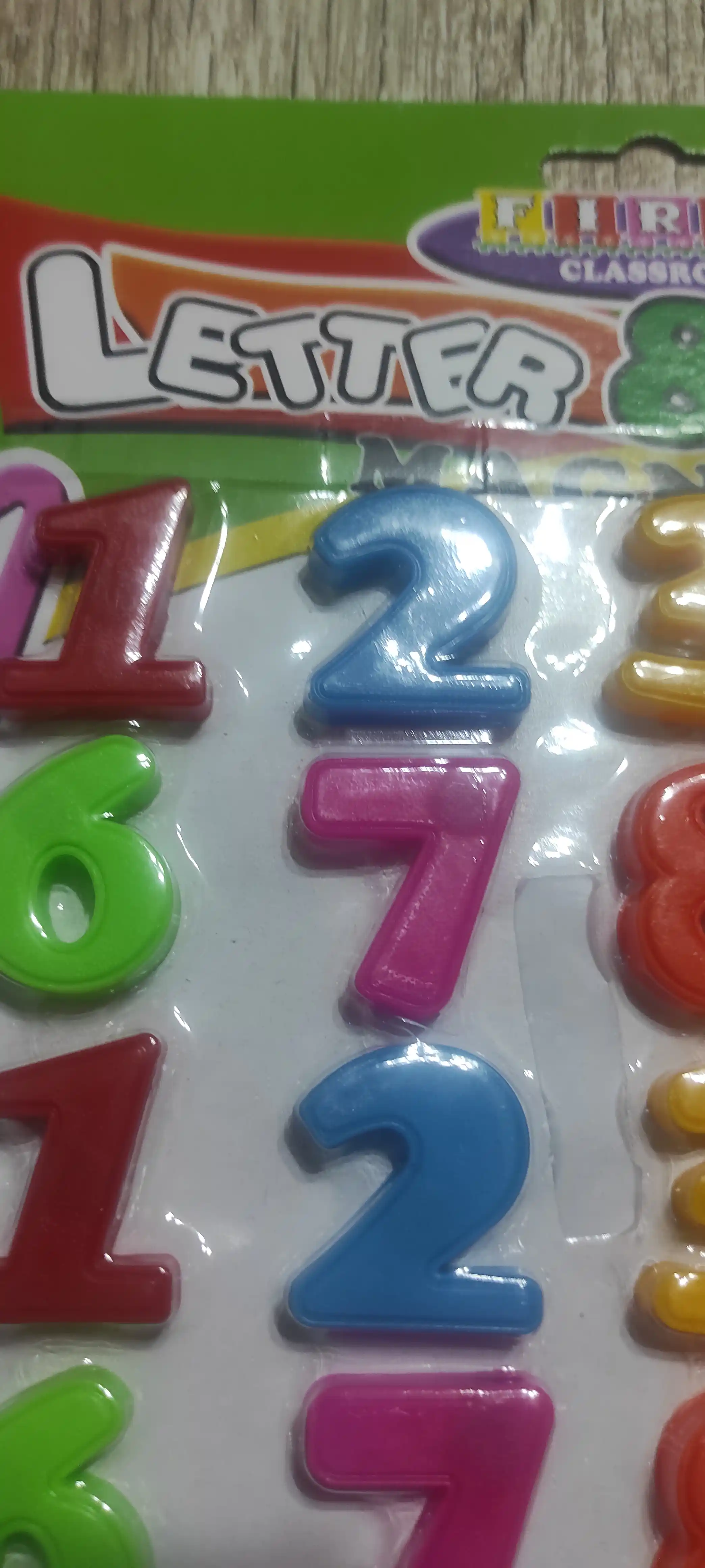 Magnit raqamlar va matematik belgilar, 28 ta element, 3 yoshdan katta bolalar uchun