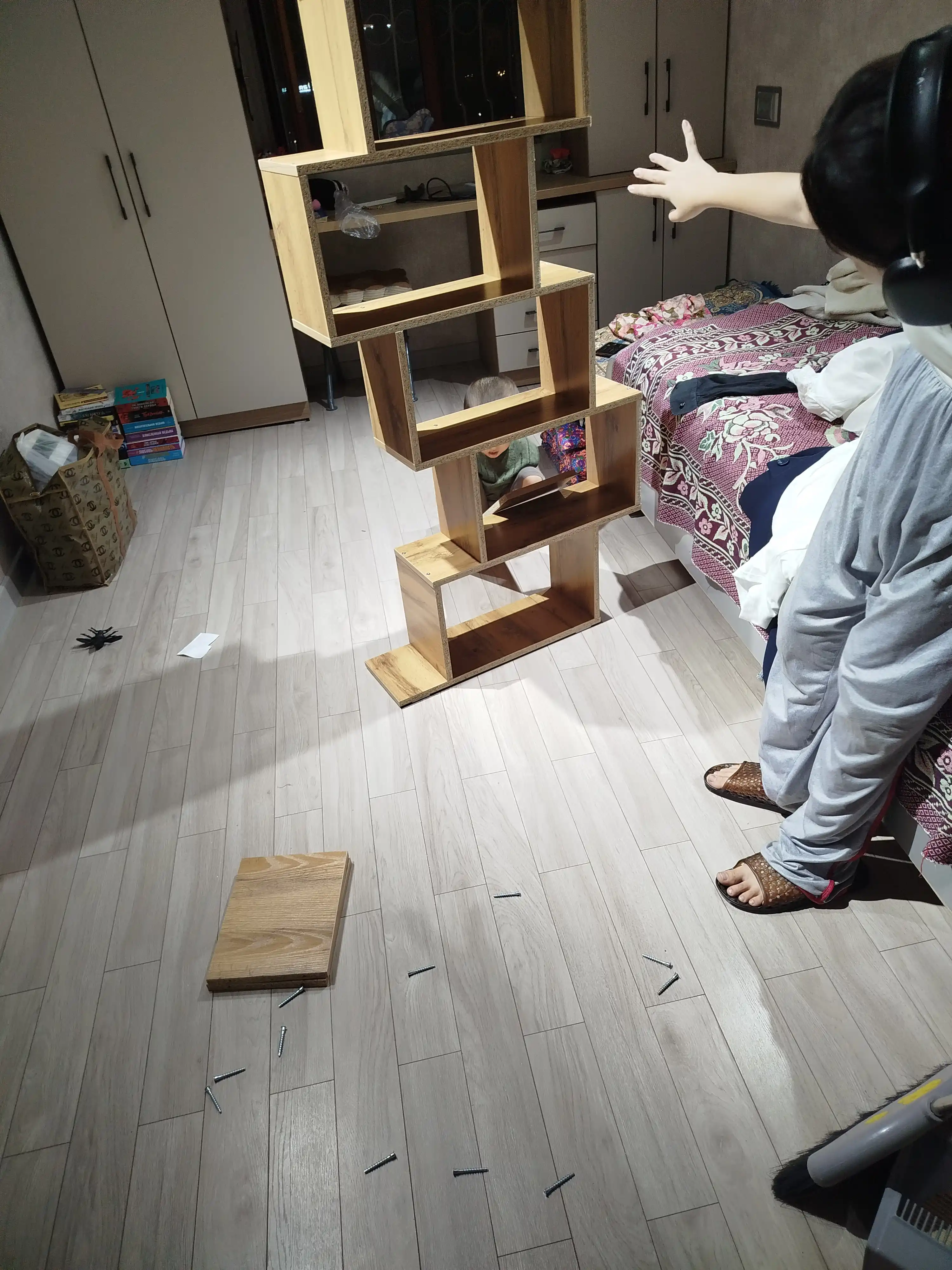 Rack - o'yinchoqlar va kitoblar uchun mebel yog'och zamin shkafi tokchasi