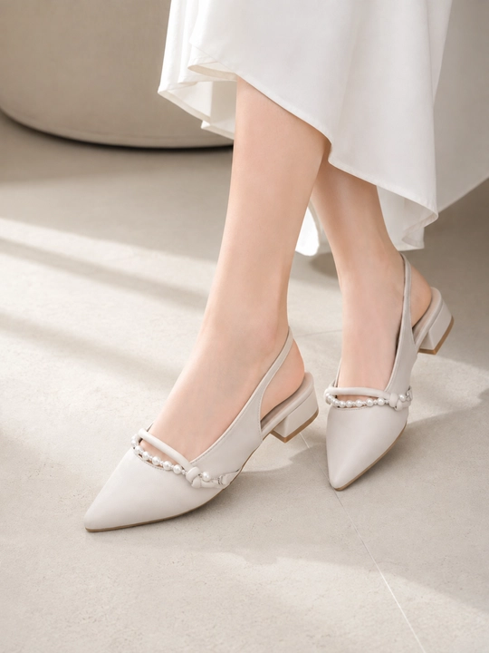 Tufli Ayollar uchun oq rangli, marvarid bezakli uchli burunli, past poshnali, nafis tufli