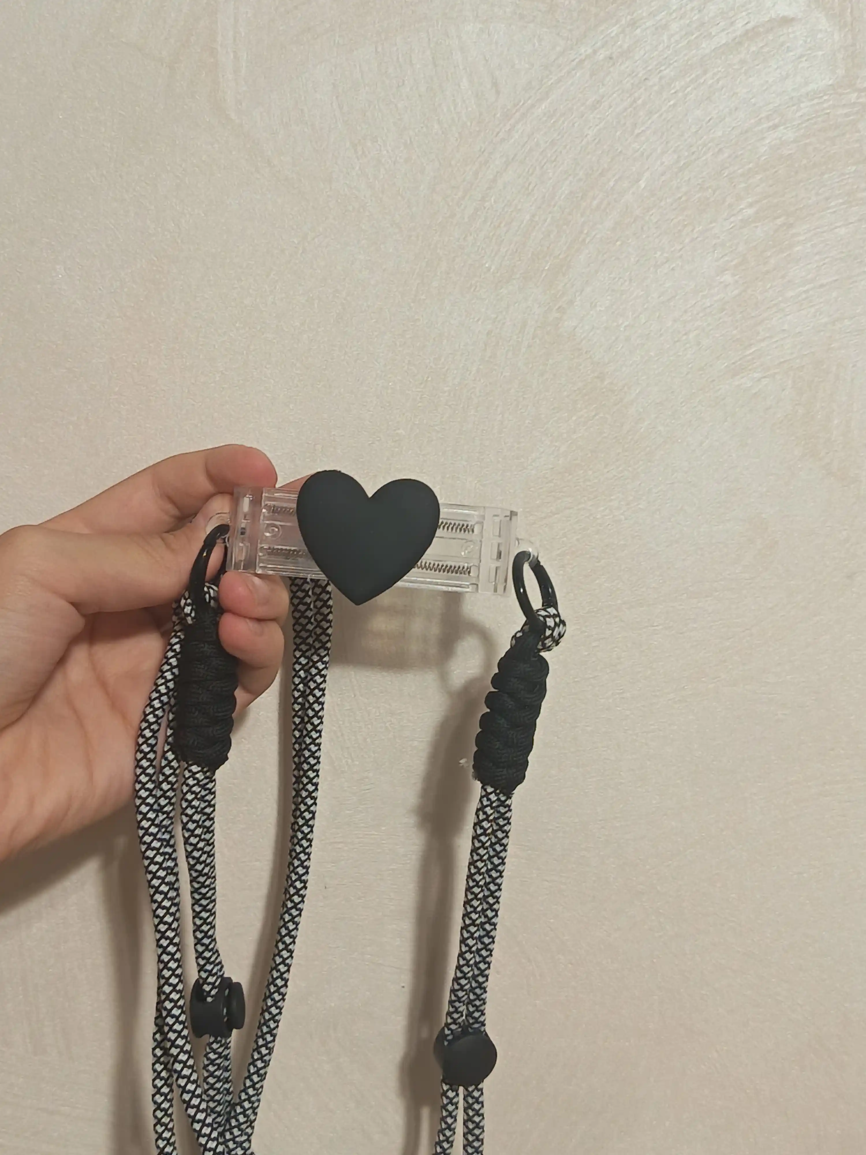 Universal bog`ich istalgan telefon uchun, ushlagich bo`yin va yelkaga, shnurok