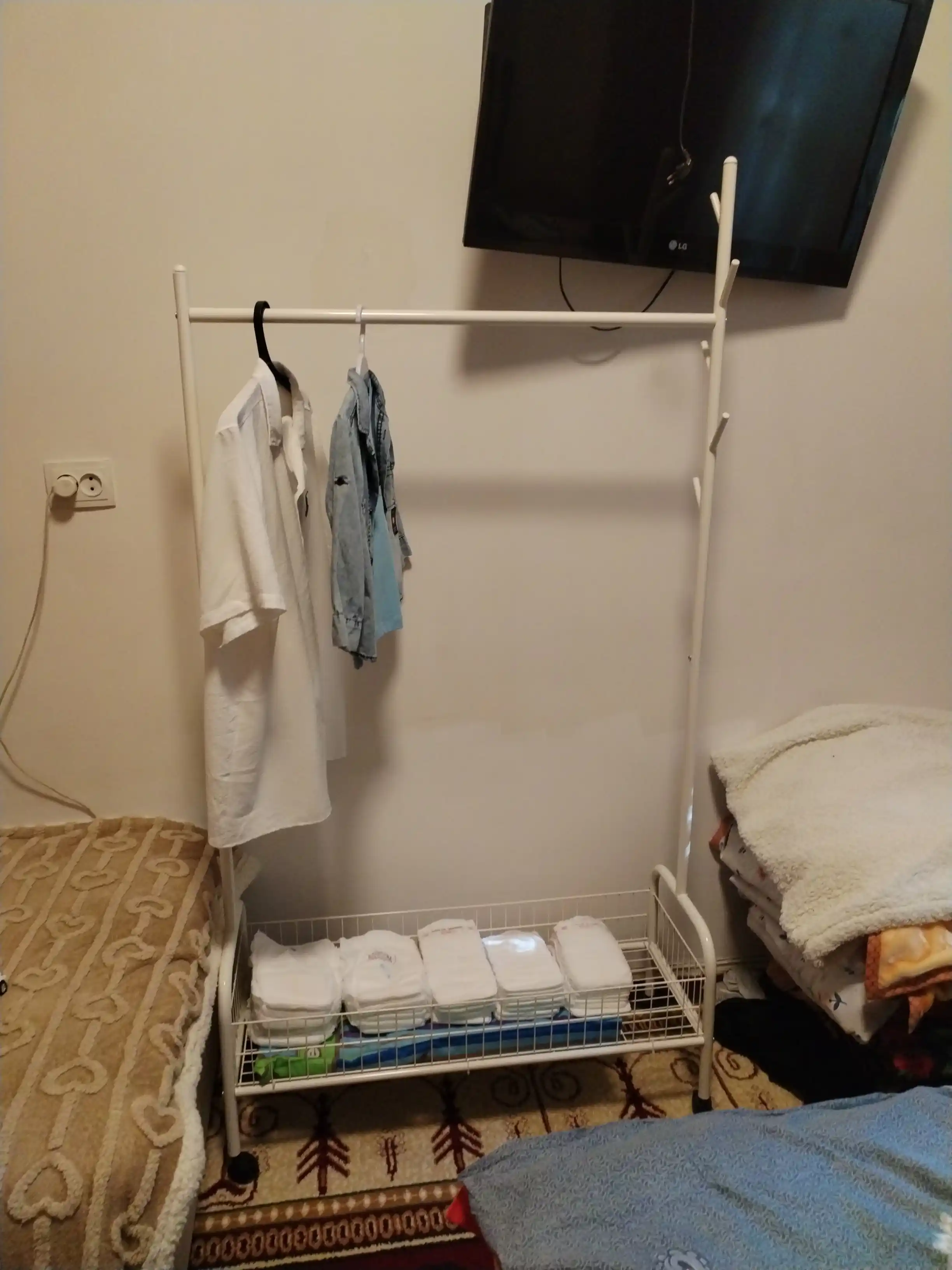 Metall garderob, polga osiladigan kiyim ilgich, poyabzal tagligi bilan, g‘ildirakli