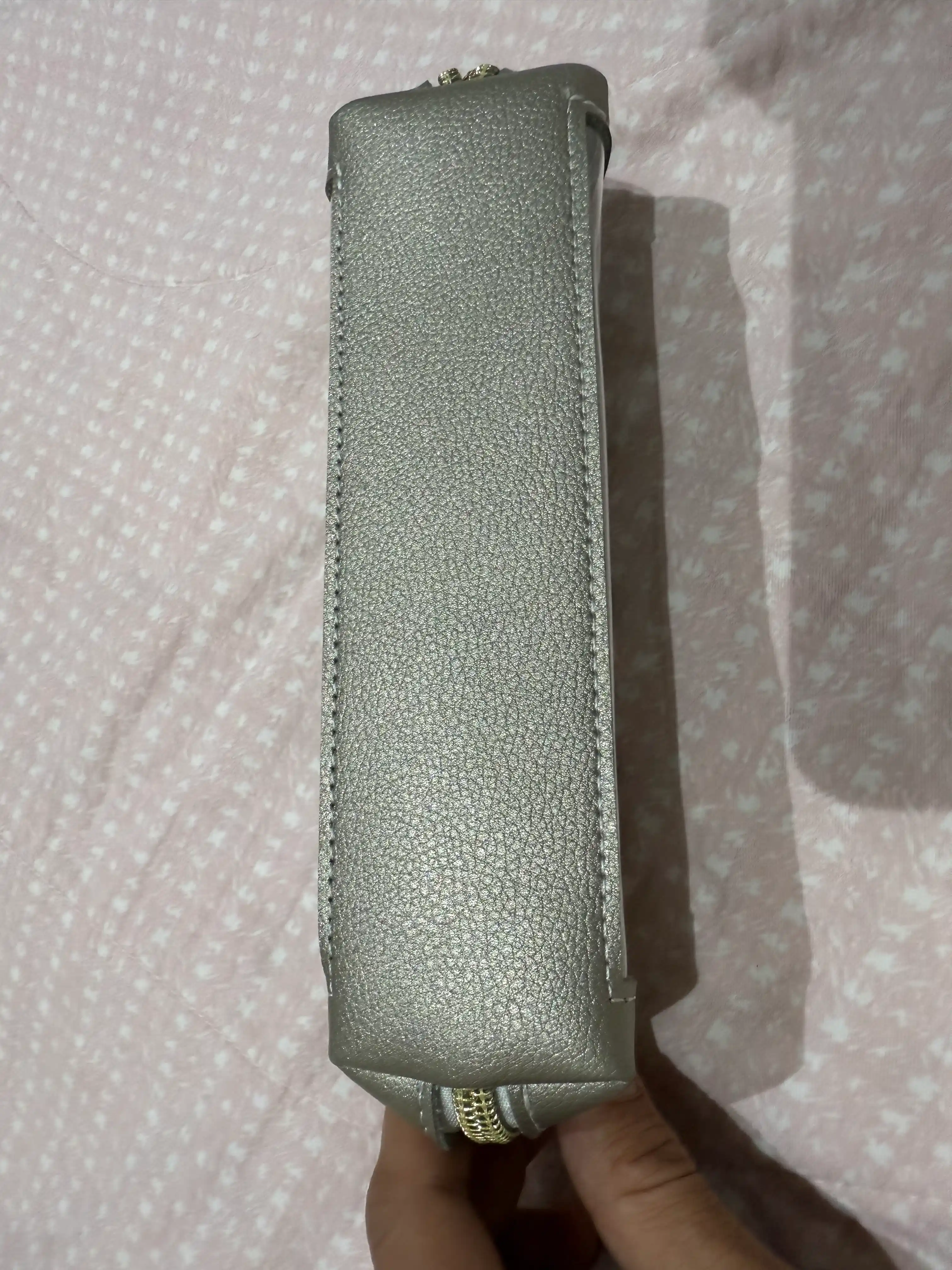 Sun'iy charmdan tayyorlangan shaffof oynachali elegant penal-kosmetichka, 20×6×5 sm
