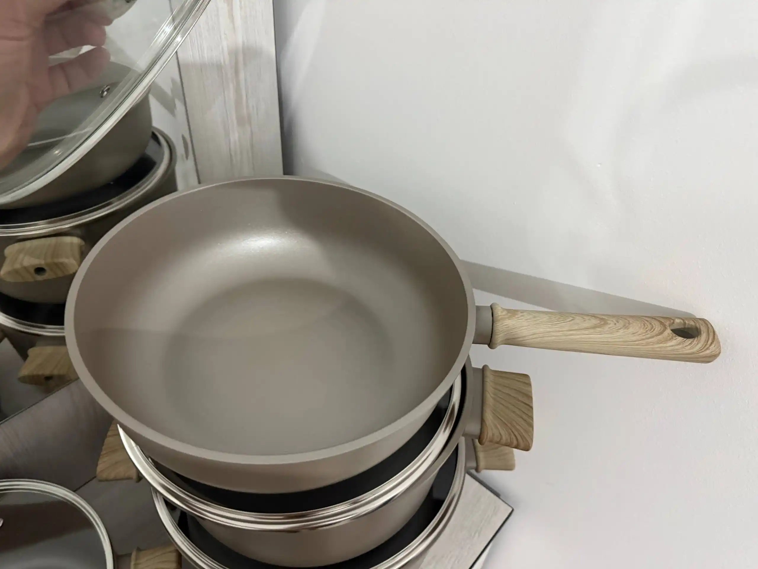 Premium granit qozonlari, yopishmaydigan qoplamali va yog‘och tutqichli