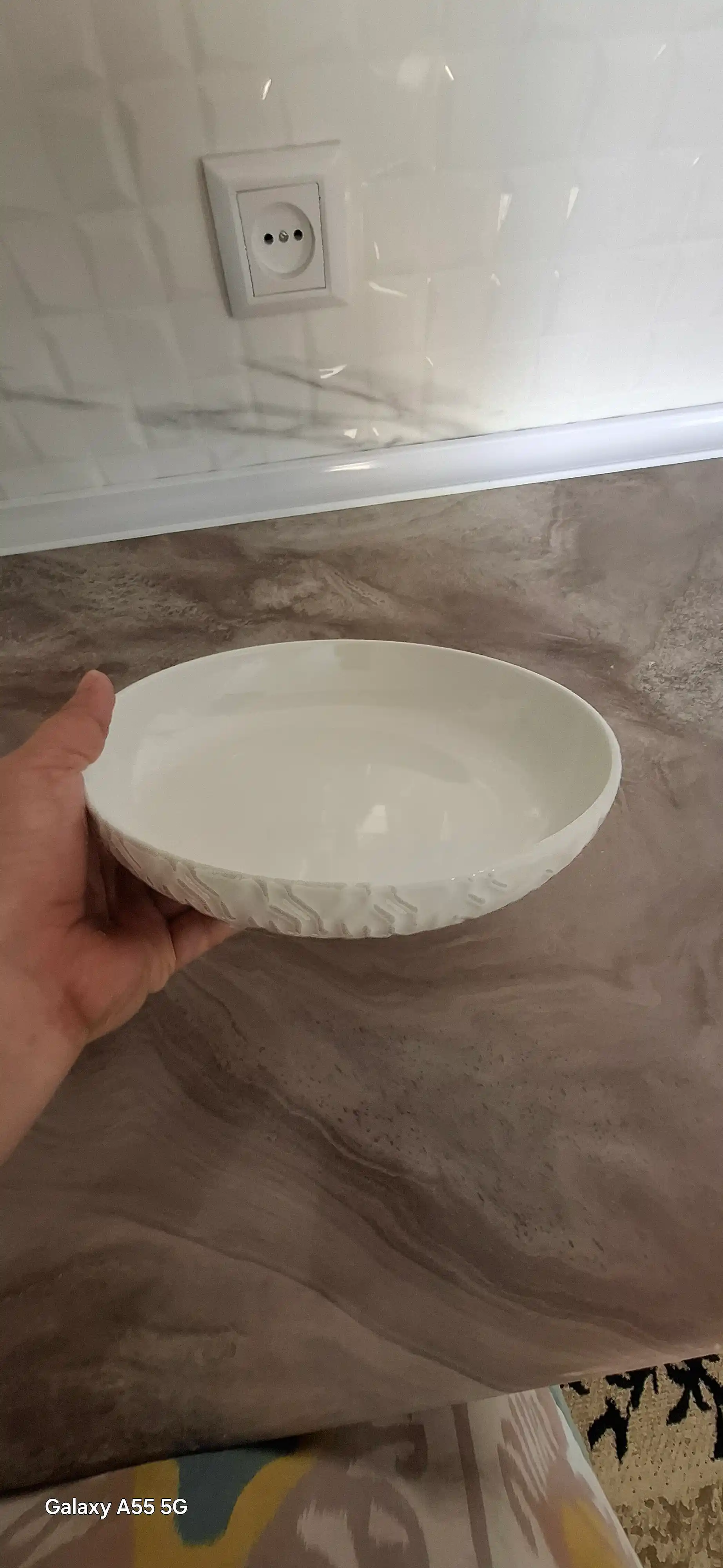 Diametri 23 sm, balandligi 5 sm va og‘irligi 650 g bo‘lgan nafis salat idishi