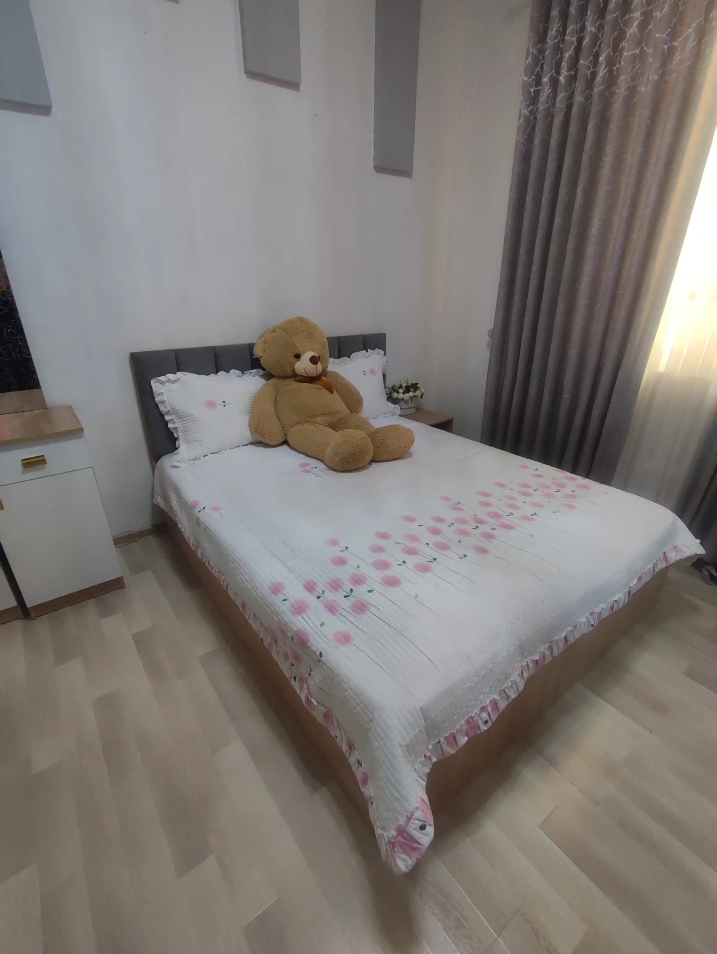 230 × 210 sm o‘lchamli, yostiq jildli, yengil va qulay yozgi adyol