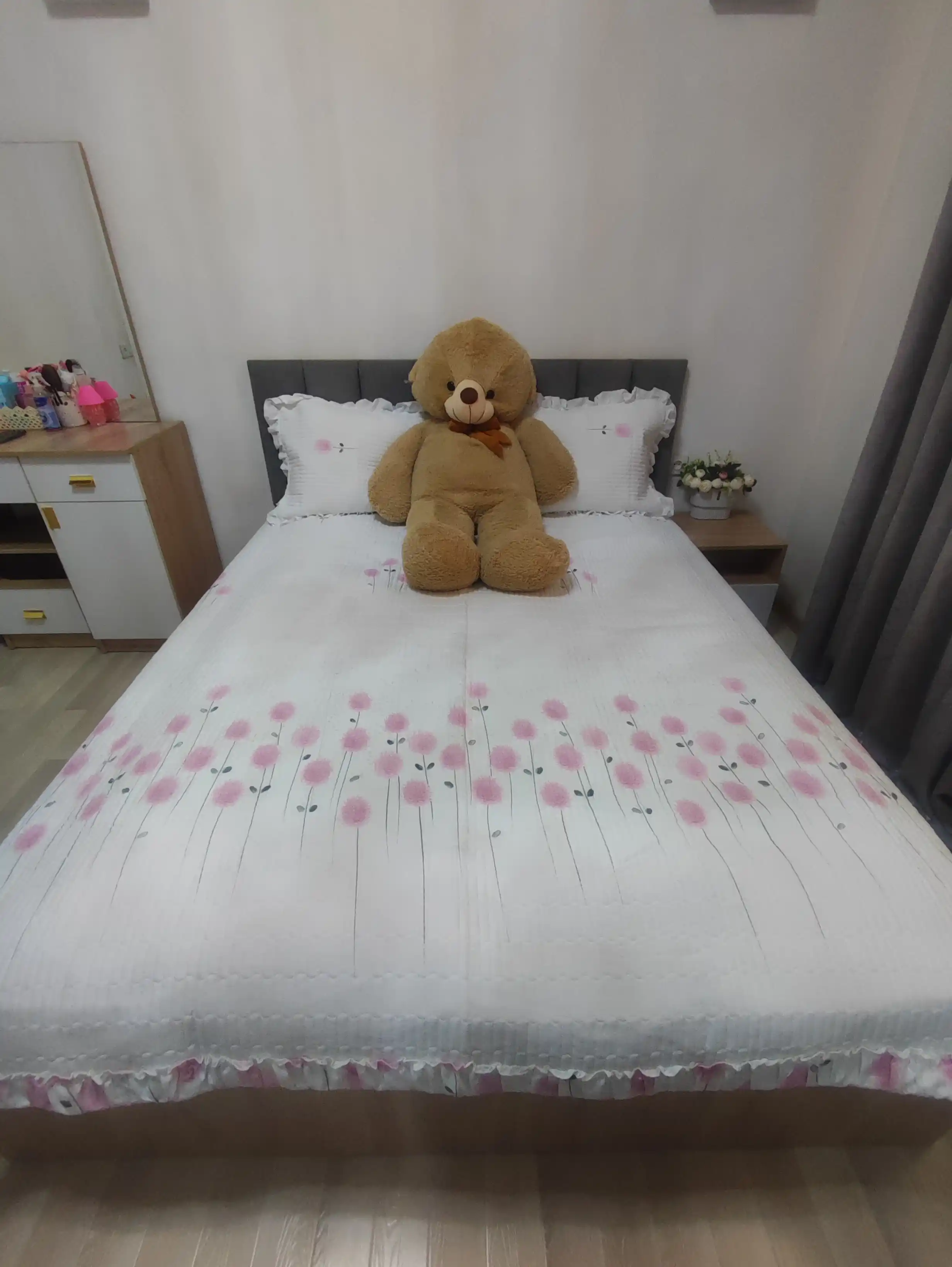 230 × 210 sm o‘lchamli, yostiq jildli, yengil va qulay yozgi adyol