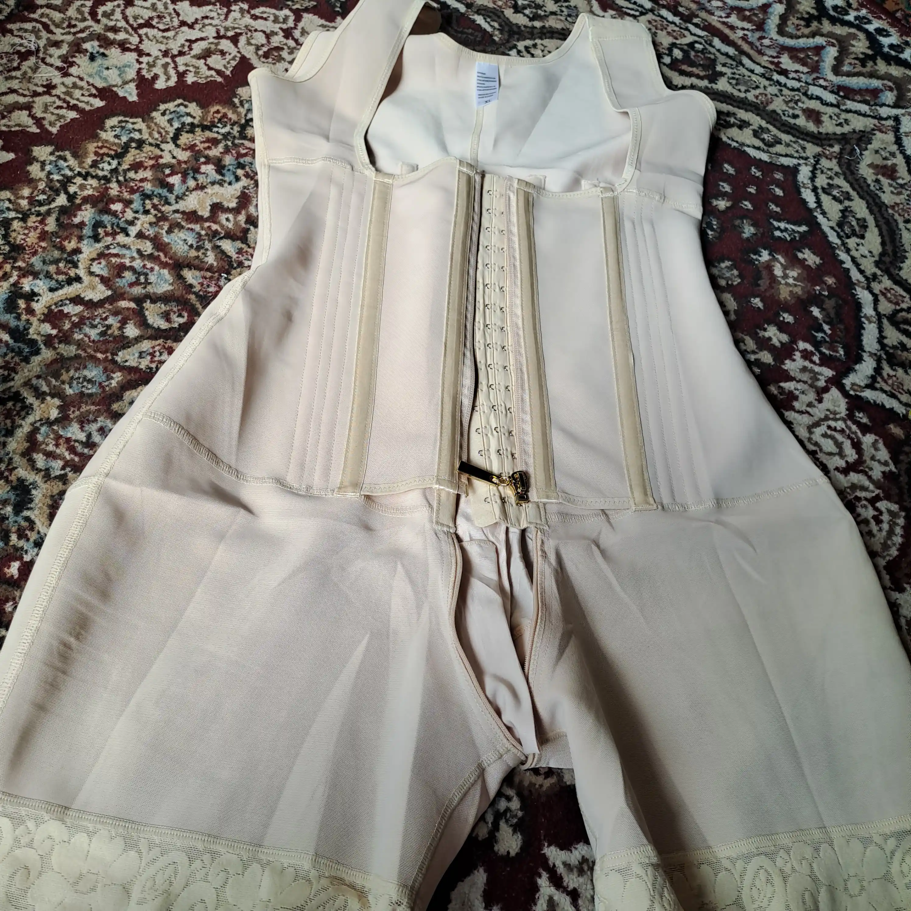 Ayollar uchun qomat shakllantiruvchi korset, zamokli model