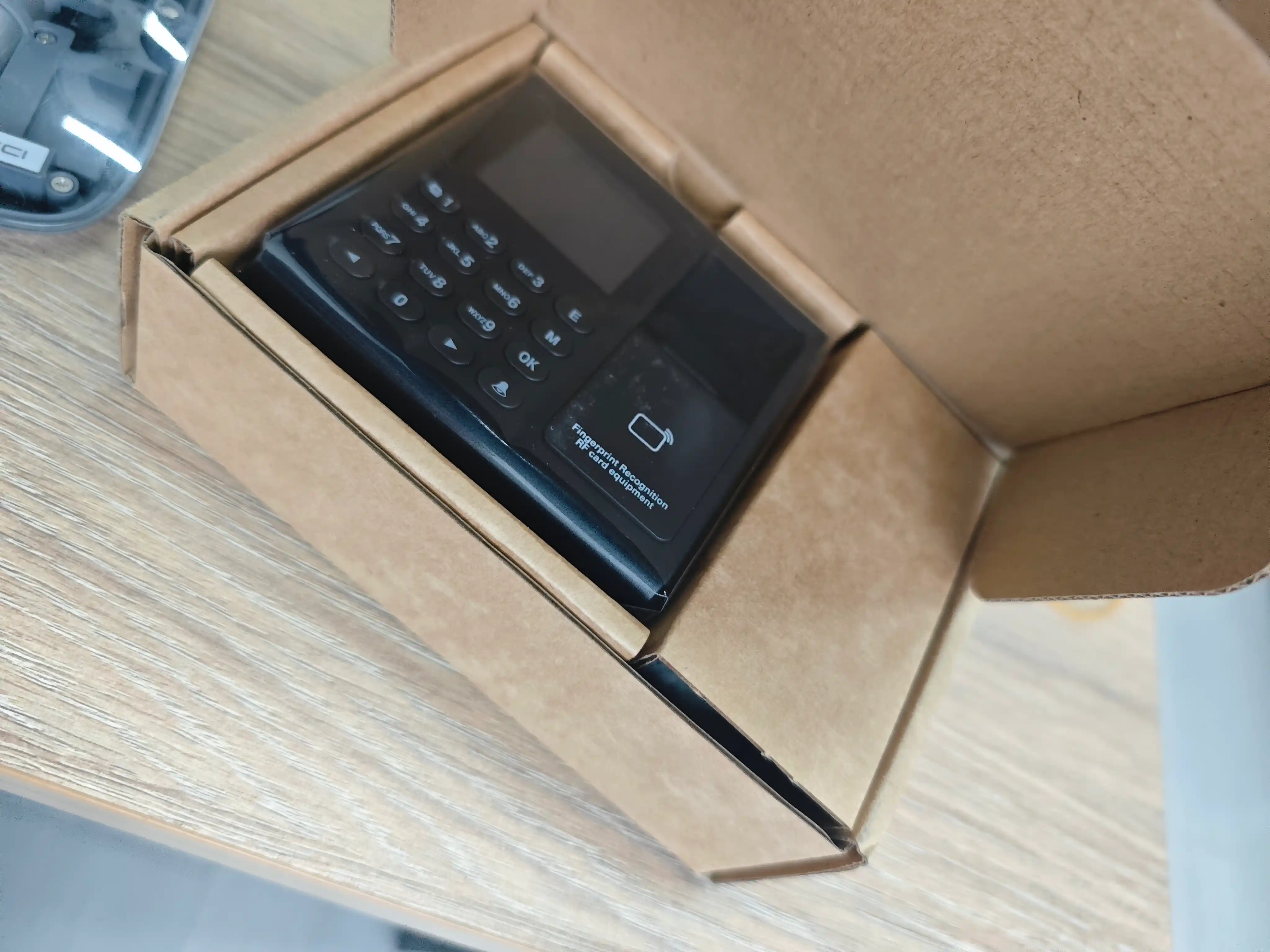 Терминал учета рабочего времени по отпечатку пальца, паролю и RFID-картам для сотрудников