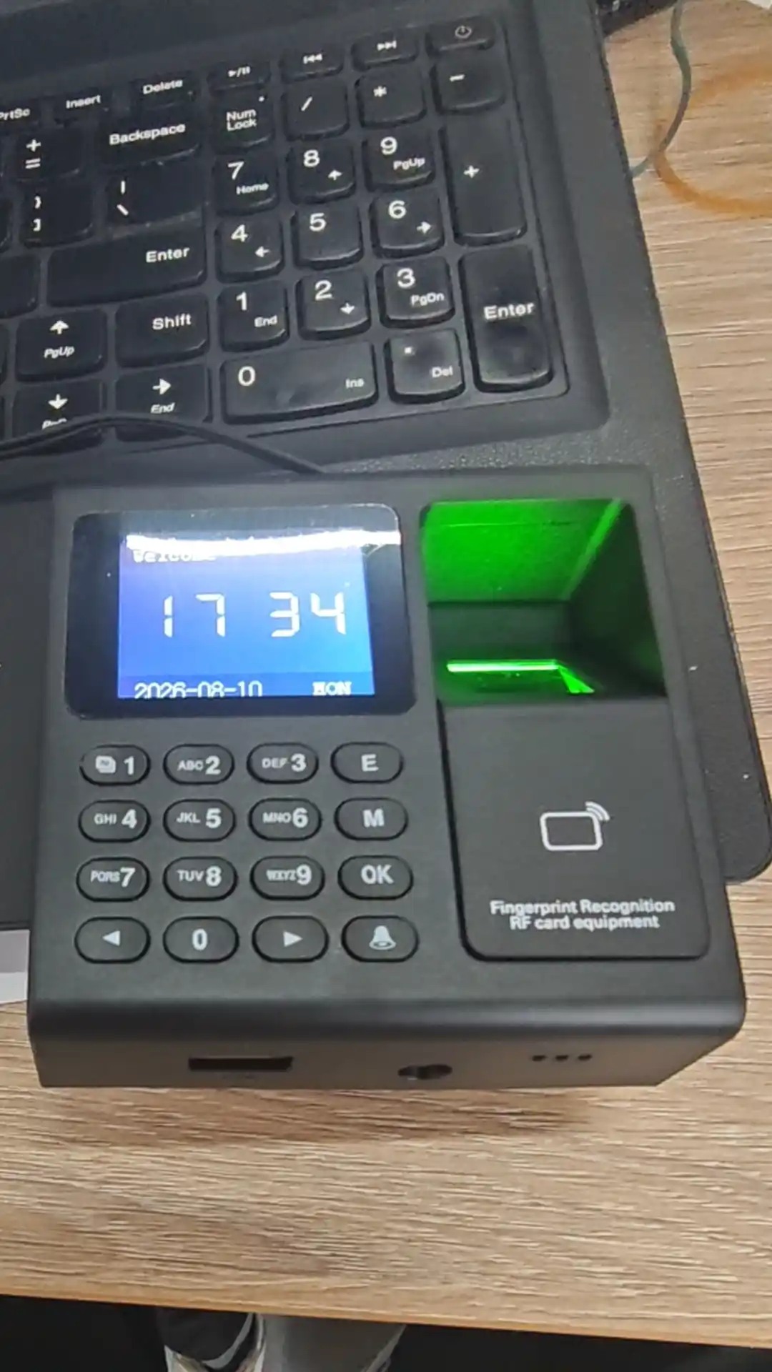 Терминал учета рабочего времени по отпечатку пальца, паролю и RFID-картам для сотрудников