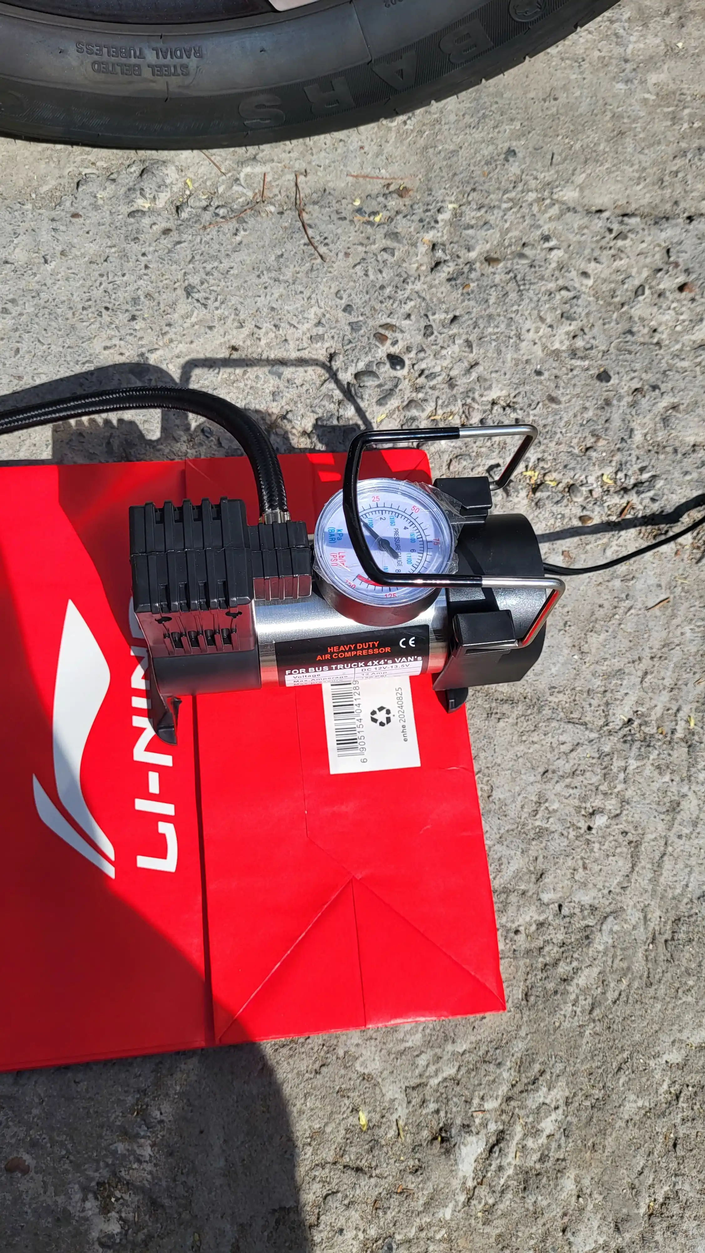 Avtomobil uchun kompressor nasosi 12V aksessuarlar to‘plami bilan