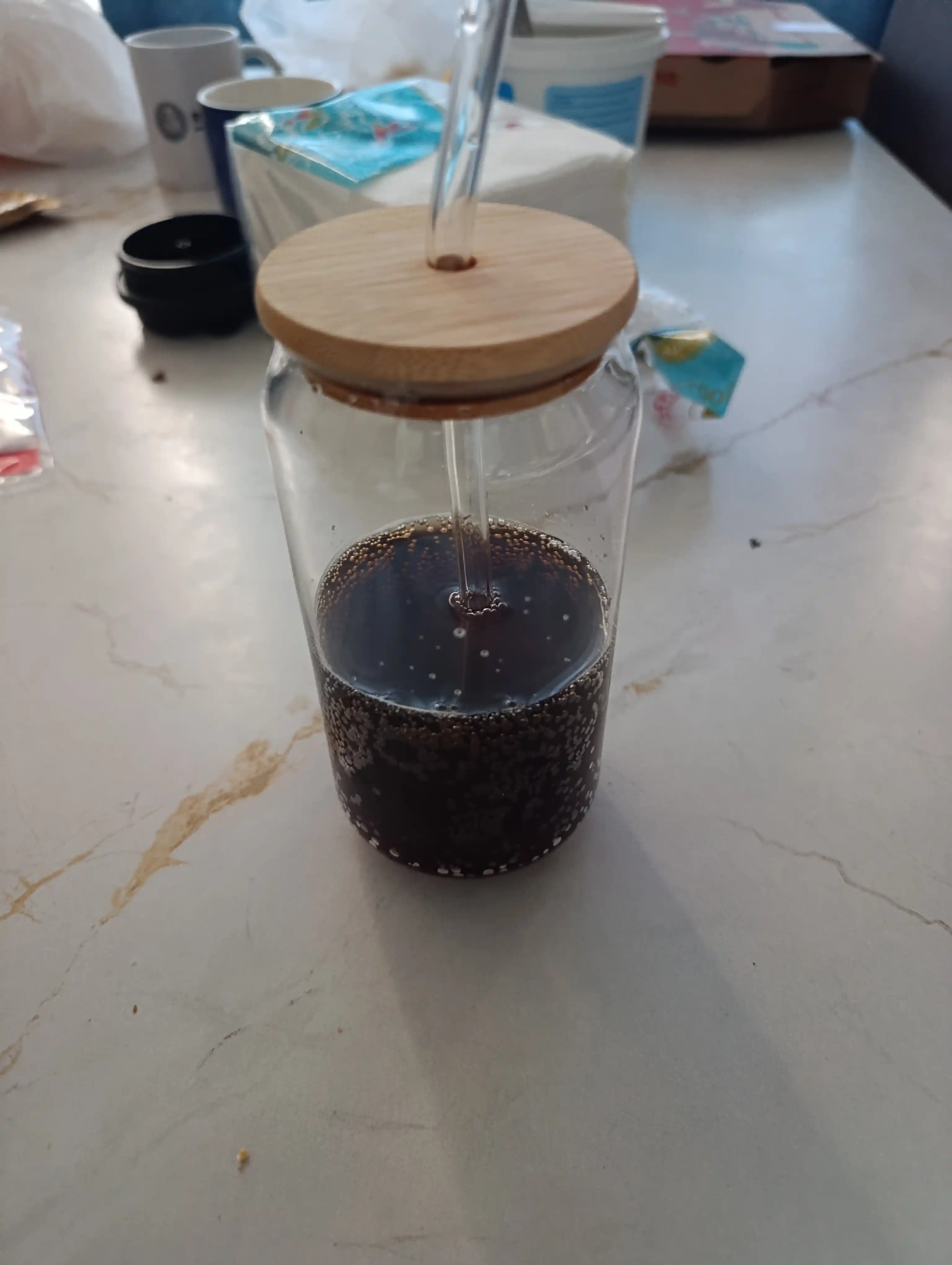 Muhrlangan qopqoq va somonli shisha stakan, 500 ml