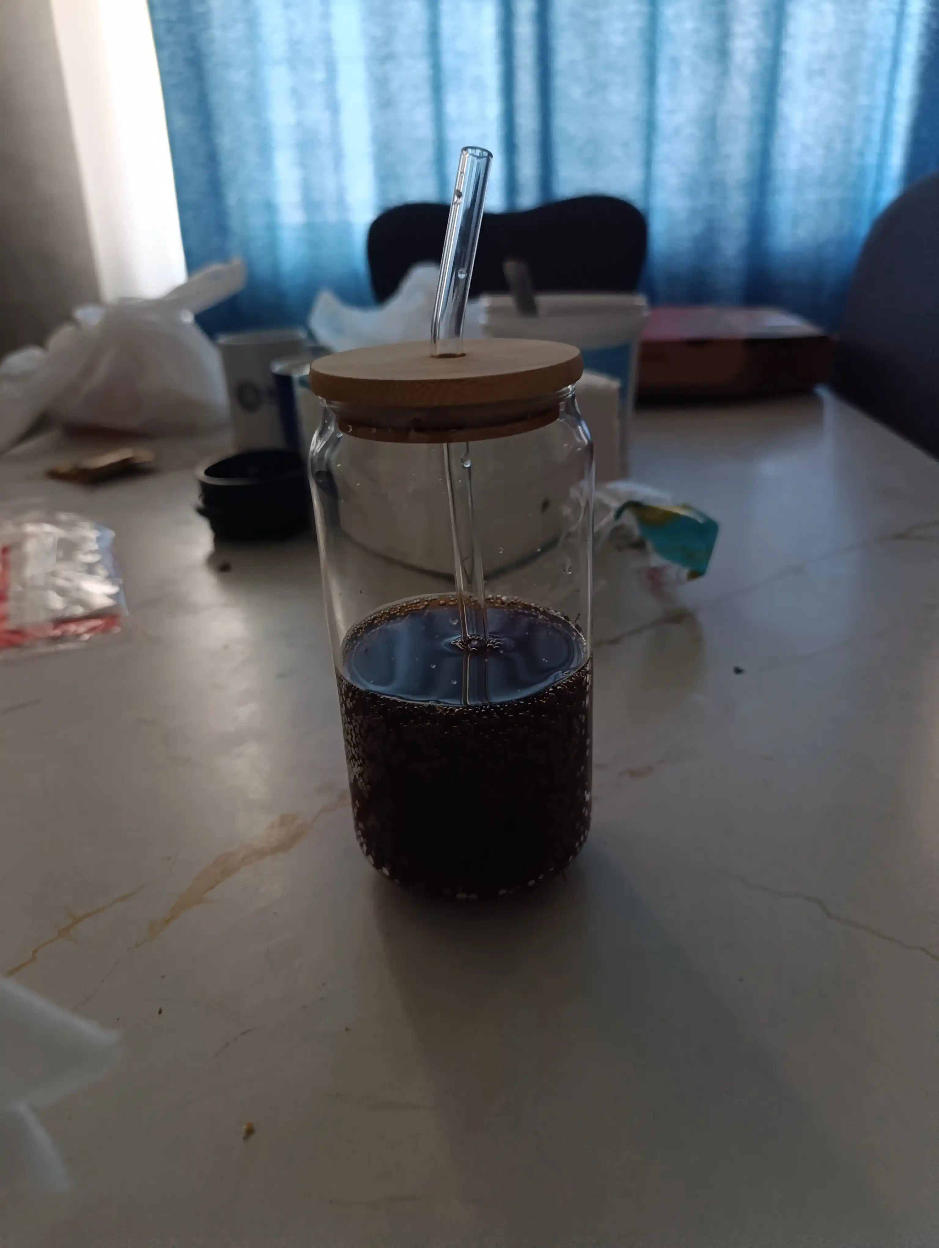 Muhrlangan qopqoq va somonli shisha stakan, 500 ml