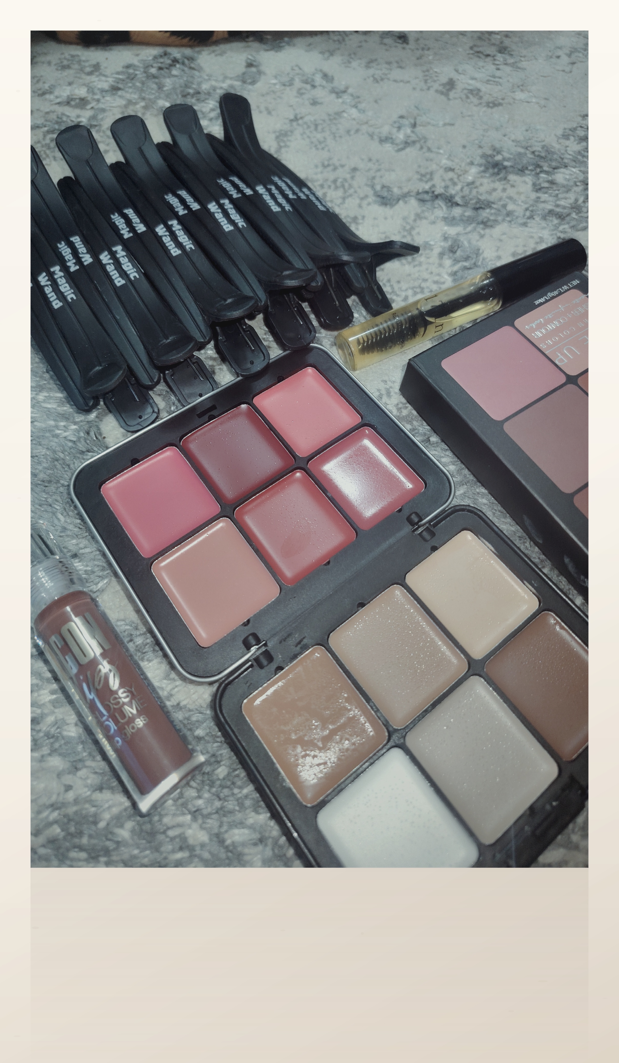 Hajm effekti bilan lab uchun yaltiroqlik LUXVISAGE ICON Lips Glossy Volume, LUXVISAGE